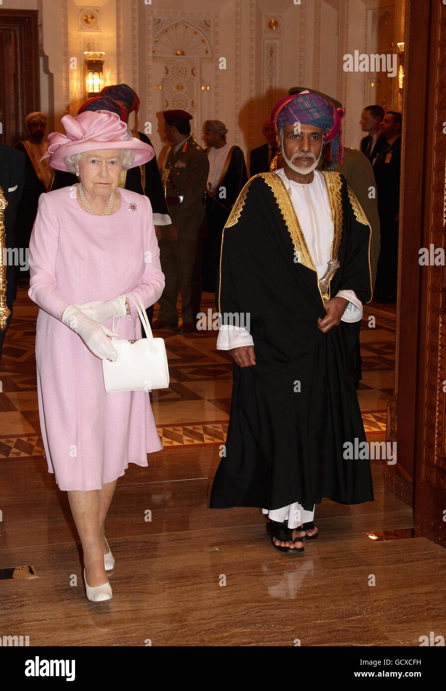 La reine Elizabeth II de Grande-Bretagne marche avec le sultan d'Oman, sa Majesté le sultan Qaboos bin a dit lors d'une visite au Palais Al-Alam à Muscat, Oman. Banque D'Images