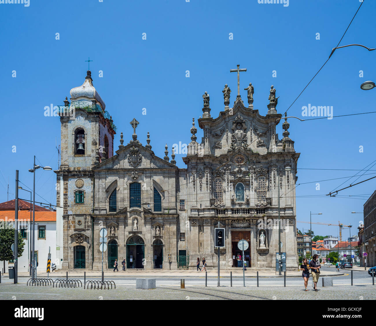 Porto, Portugal - le 24 juin 2016. Les gens en face de façade principale de l'église Igreja dos Carmelitas et Carmo church à Porto, Banque D'Images