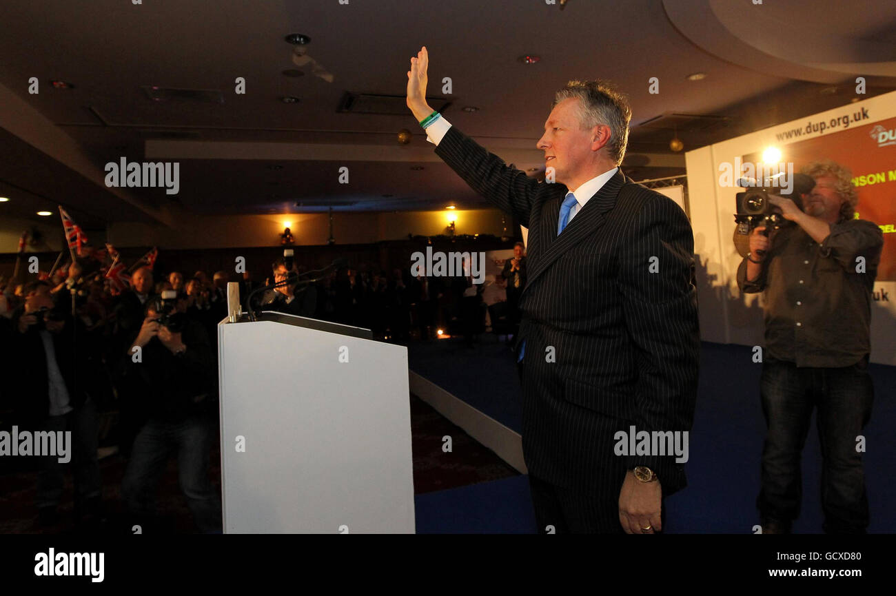 Peter Robinson, chef du DUP, à la conférence annuelle de son parti à l'hôtel la mon House à Belfast. Banque D'Images