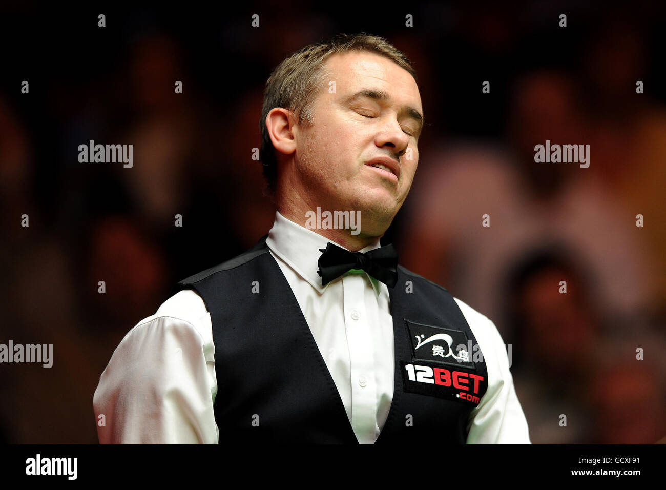 Stephen Hendry, en Écosse, a manqué une chance lors de son premier match contre Jimmy White, en Angleterre, lors des championnats du Royaume-Uni de 12Bet.Com au Telford International Center, à Telford. Banque D'Images