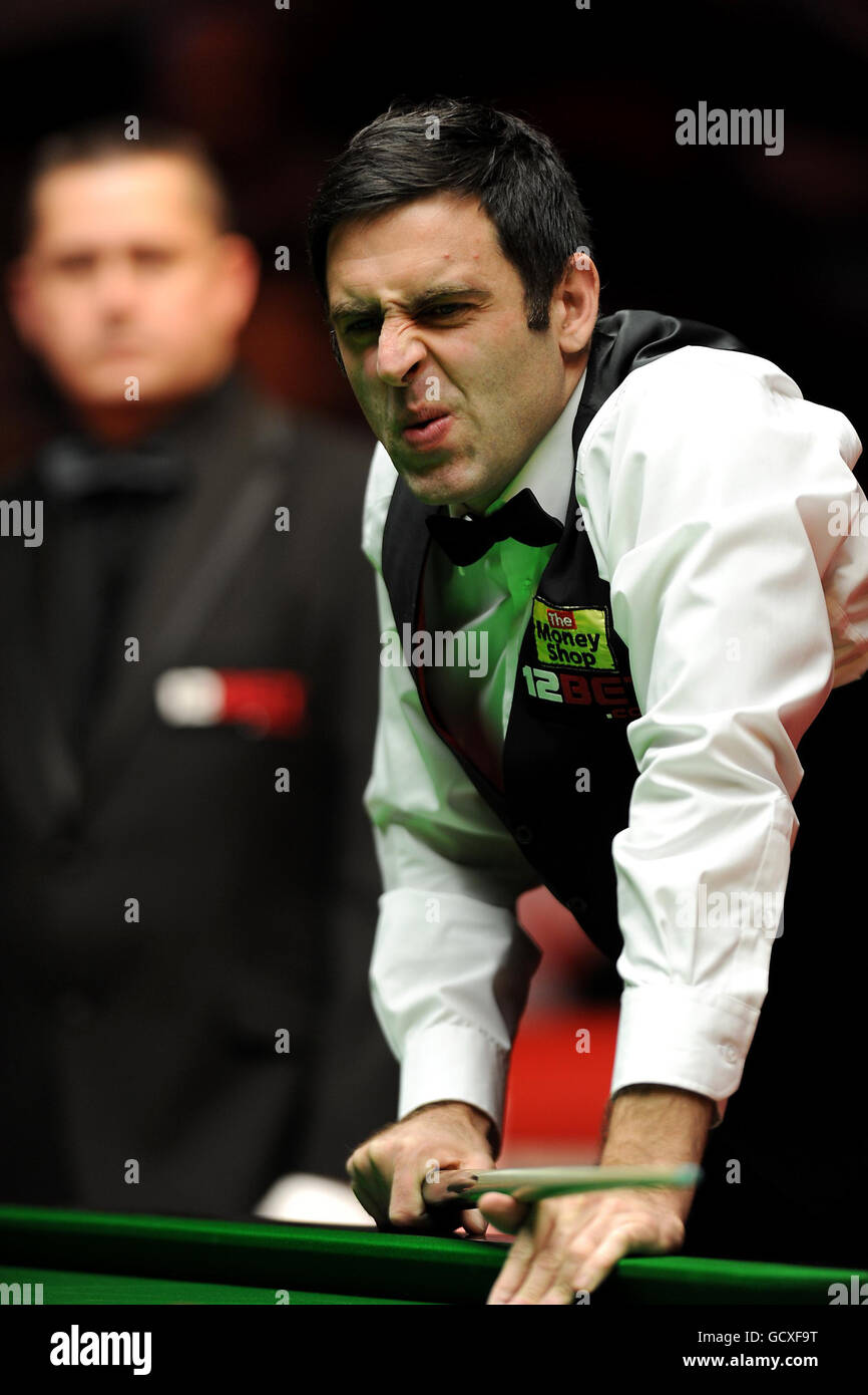 Le Ronnie O'Sullivan d'Angleterre fait des gestes après avoir raté un tir lors de son match contre Stuart Bingham d'Angleterre lors des championnats du Royaume-Uni de 12Bet.Com au Telford International Center, Telford. Banque D'Images