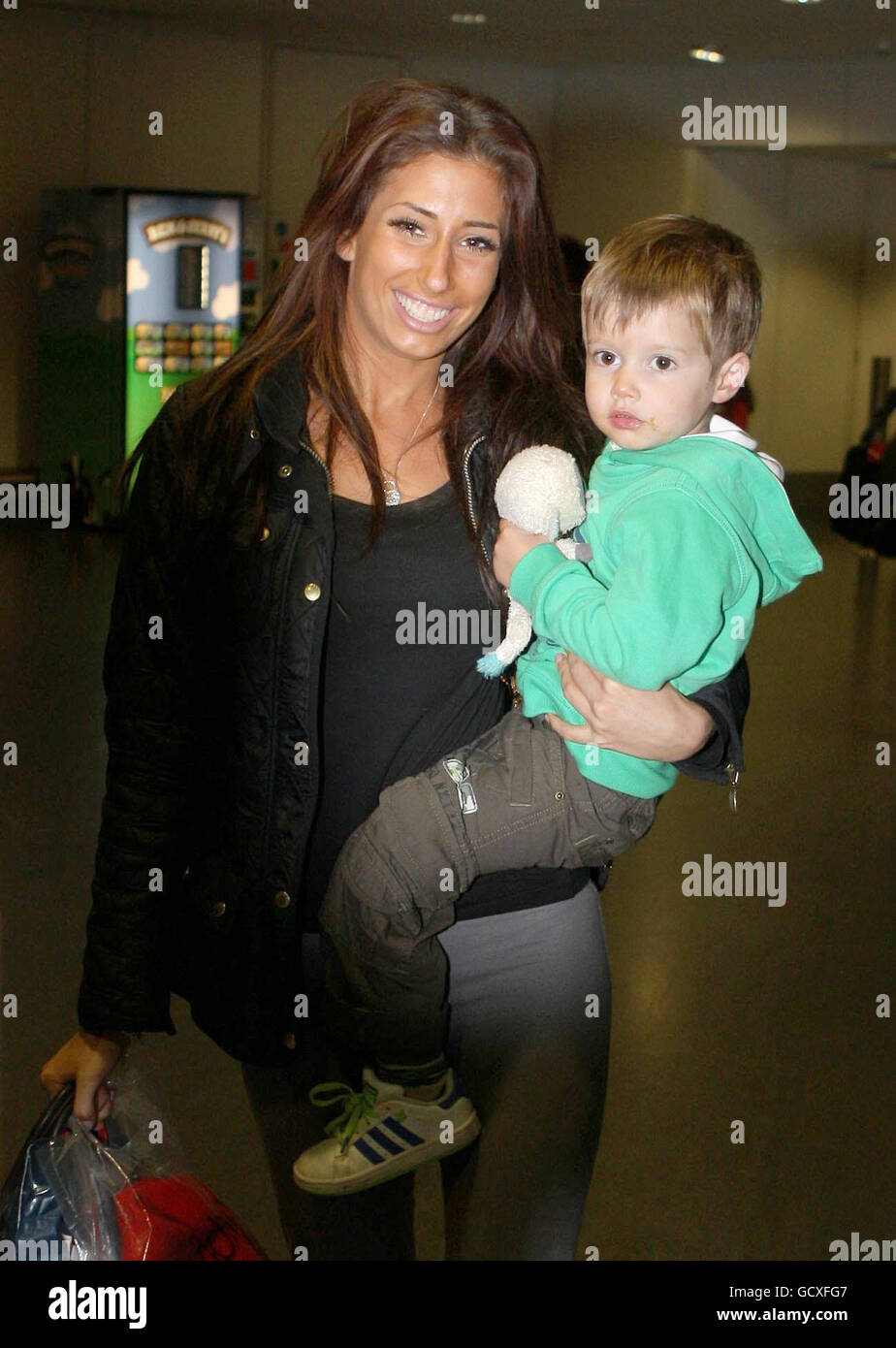 Stacey Solomon avec son fils Zachary comme elle arrive à l'aéroport de Heathrow, Middlesex, après avoir gagné le programme ITV je suis UNE célébrité... Sortez-moi d'ici ! Banque D'Images