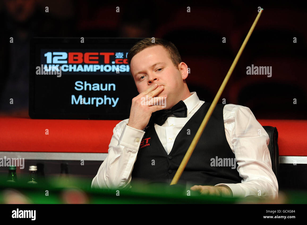 Shaun Murphy d'Angleterre lors de son quart de finale contre Neil Robertson d'Australie pendant les championnats britanniques 12Bet.Com au Telford International Centre, Telford. Banque D'Images