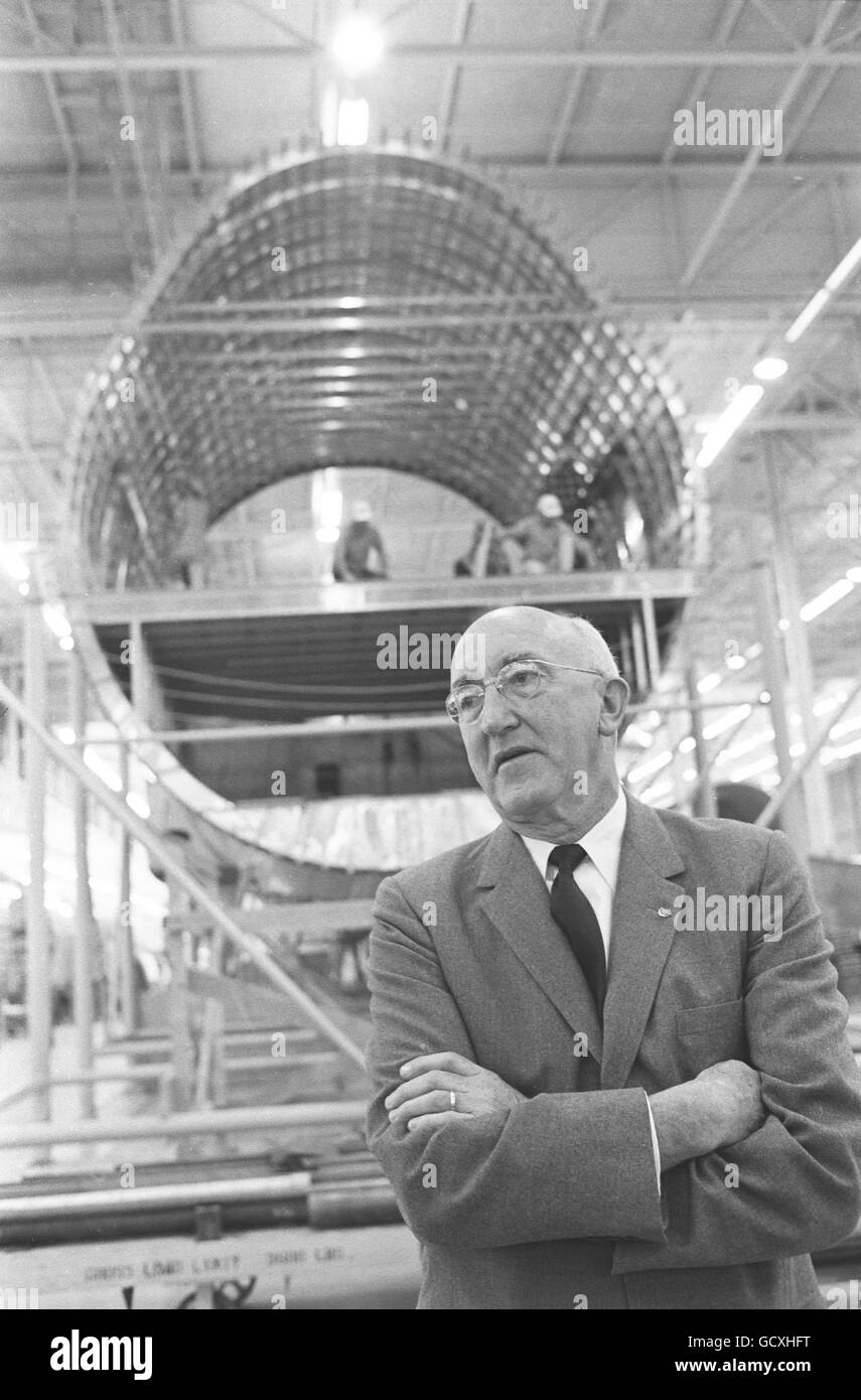 William M. Allen (portant des lunettes), pdg de Boeing Airplane Company Banque D'Images