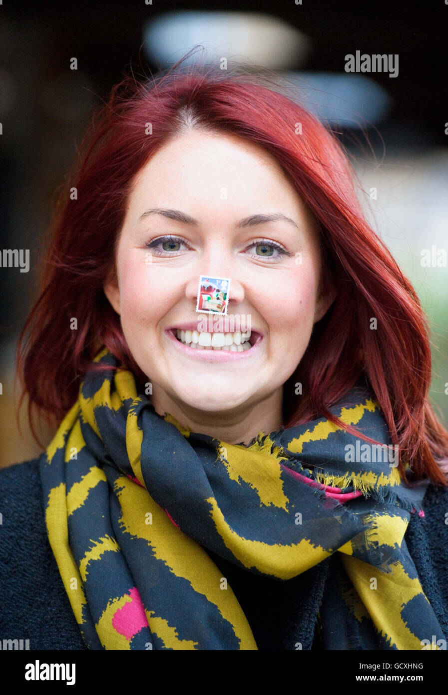 L'actrice Lacey Turner pose avec un timbre de 1ère classe mettant en vedette Wallace et Gromit, du numéro du timbre de Noël de cette année, pour promouvoir les dernières dates d'affichage recommandées par le Royal Mail du 18 décembre pour le courrier de 2ème classe, et du 21 décembre pour le courrier de 1ère classe, dans le centre de Londres. Banque D'Images