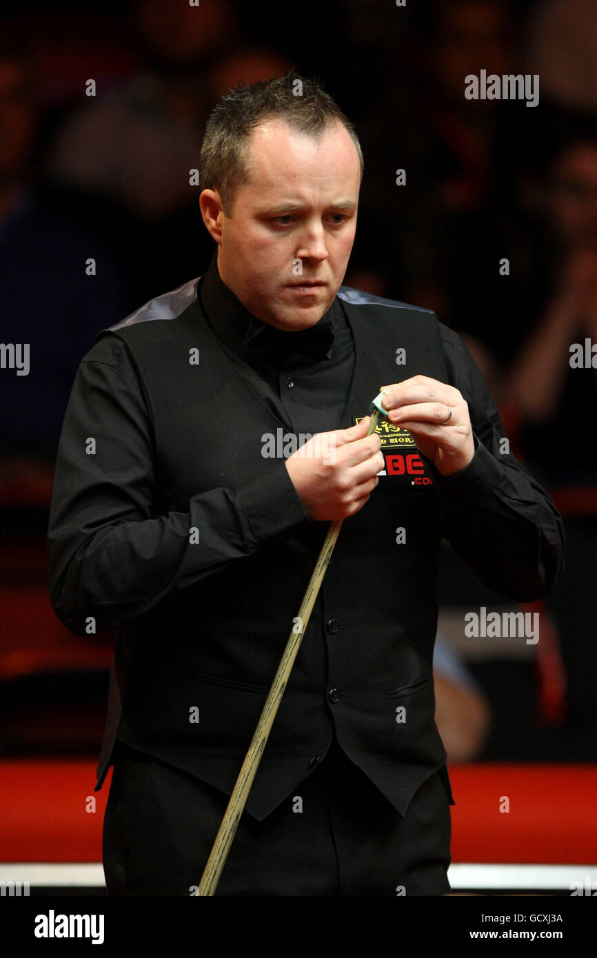John Higgins en Écosse craie son signal lors de son quart de finale contre Stephen Maguire en Écosse lors des championnats britanniques 12Bet.Com au Telford International Centre, à Telford. Banque D'Images John Higgins en Écosse craie son signal lors de son quart de finale contre Stephen Maguire en Écosse lors des championnats britanniques 12Bet.Com au Telford International Centre, à Telford. Banque D'Images