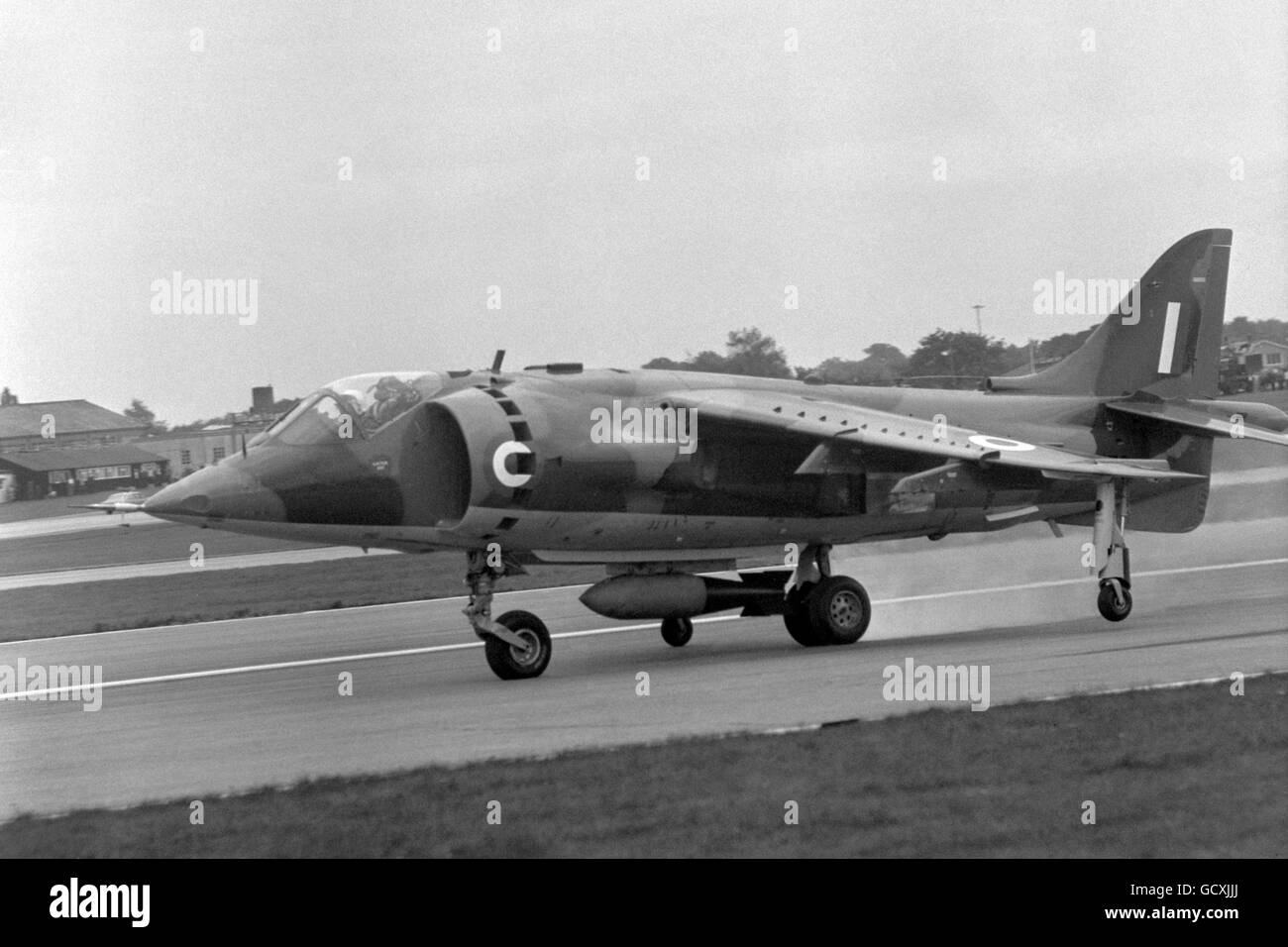 Un RAID de bombardement simulé par des jets d'Harrier de la Royal Air Force, le nouvel avion de soutien vertical à décollage rapproché au Farnborough Air Display. Banque D'Images