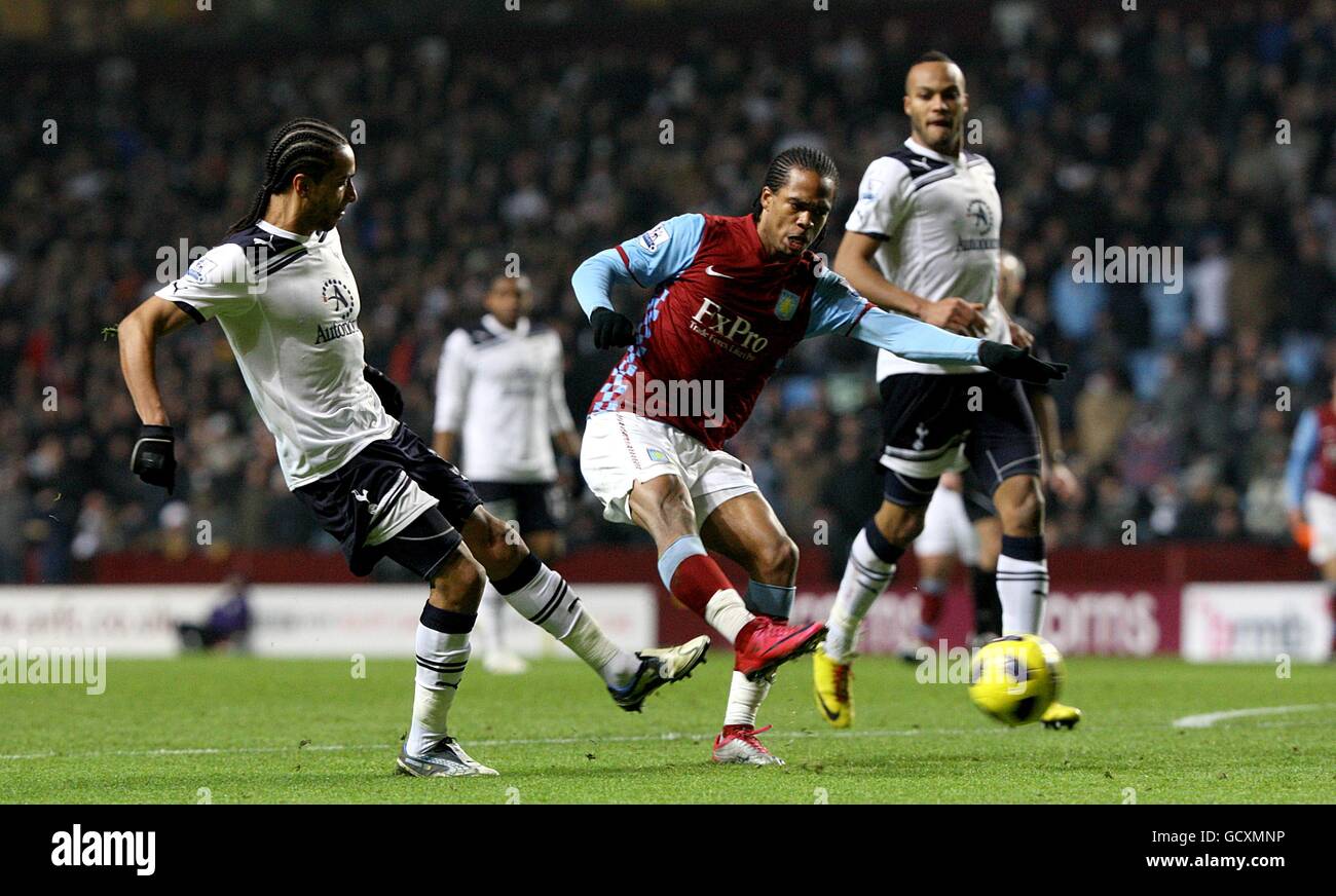 Football - Barclays Premier League - Aston Villa / Tottenham Hotspur - Villa Park.Nathan Delfouneso de Aston Villa (à gauche) et Benoit Assou-Ekotto de Tottenham Hotspur se disputent le ballon Banque D'Images