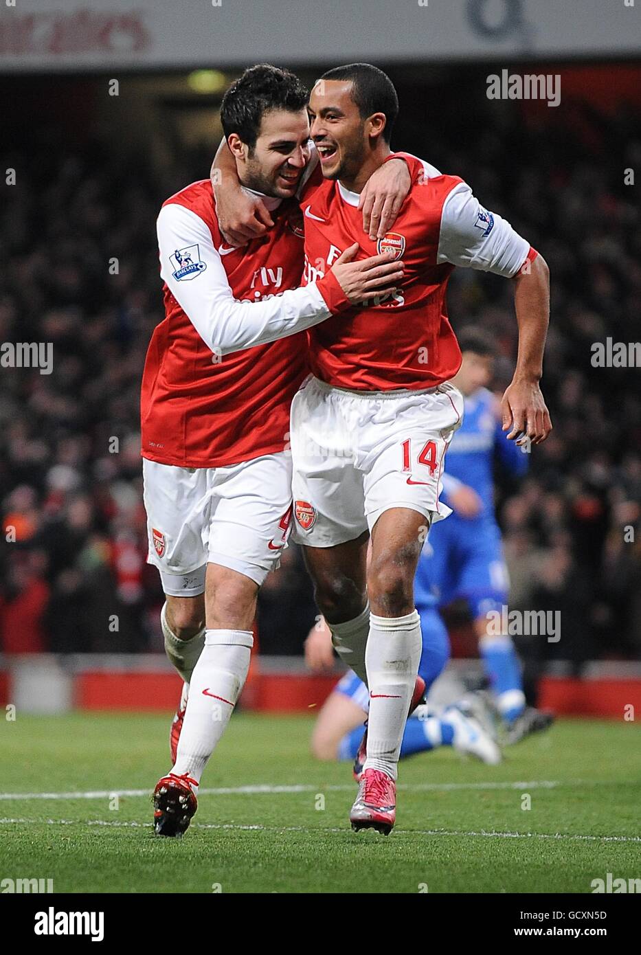 Francesc Fabregas d'Arsenal (à gauche) célèbre avec Theo Walcott après avoir marquant le deuxième but de leur partie Banque D'Images