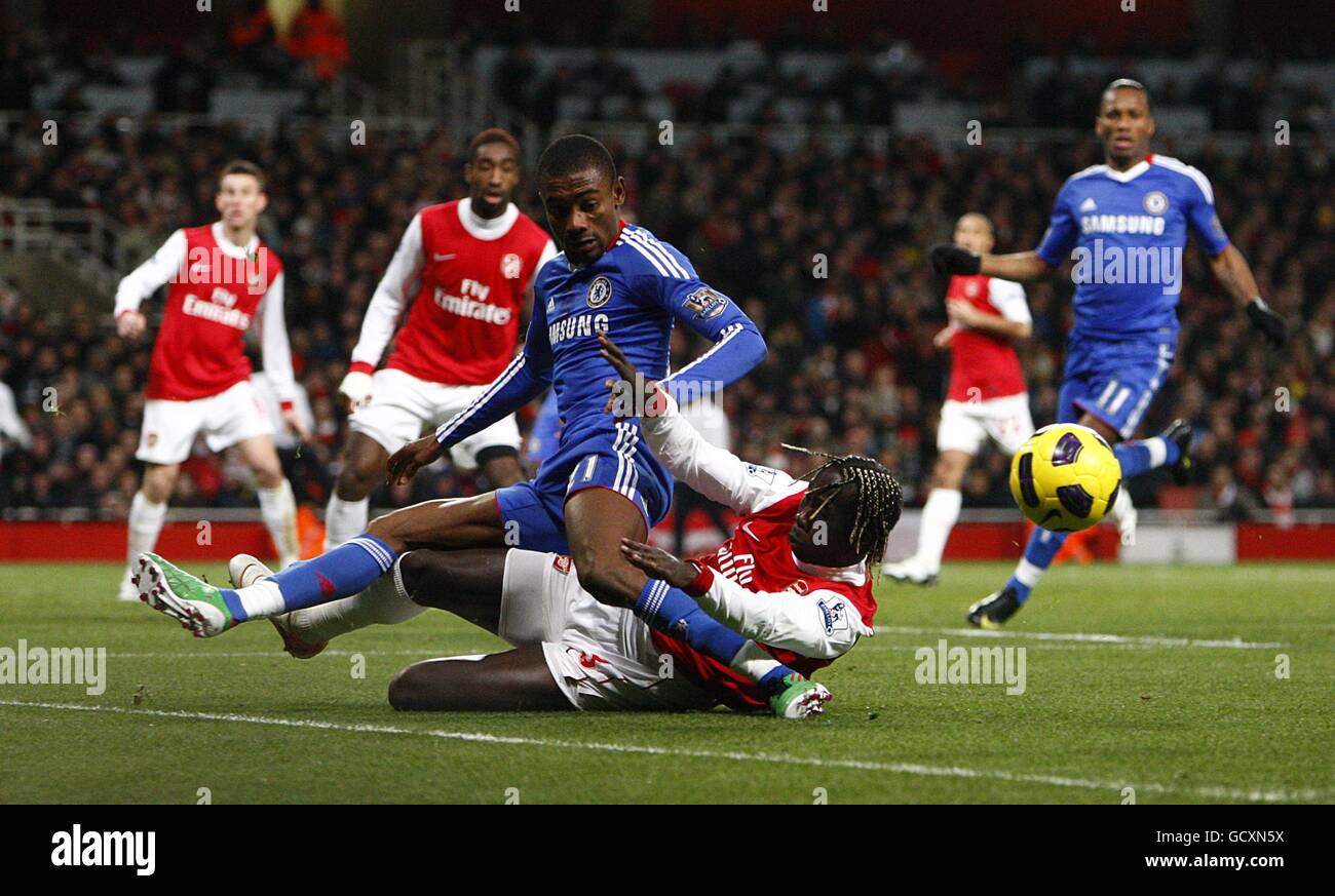 Football - Barclays Premier League - Arsenal / Chelsea - Emirates Stadium.Salomon  Kalou, de Chelsea, et Bacary Sagna, d'Arsenal, se sont affrontés pour le  ballon Photo Stock - Alamy