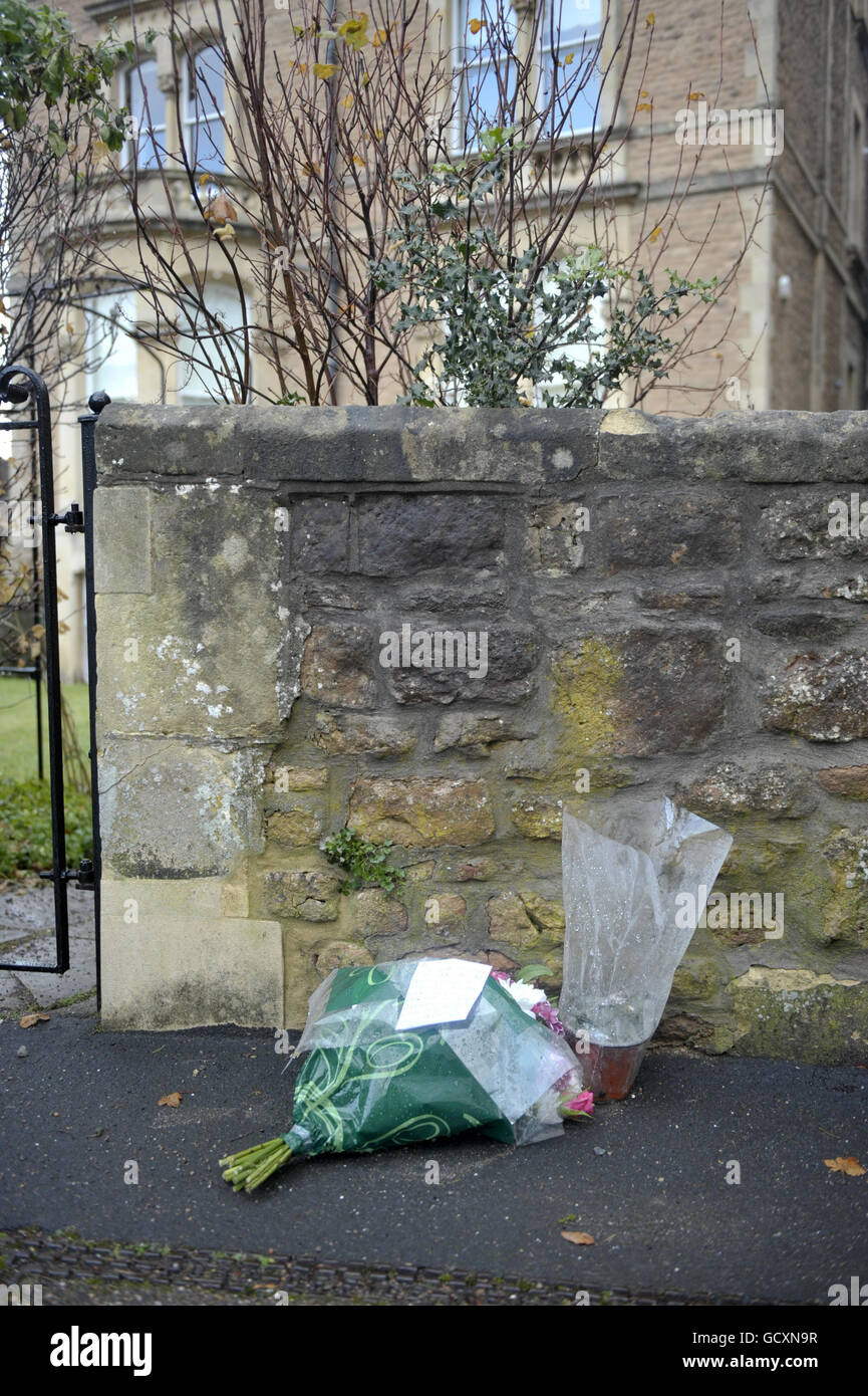 Joanna Yeates meurtre.Hommages floraux placés à l'extérieur de l'appartement de Joanna Yeates sur Canynge Road à Clifton, Bristol. Banque D'Images