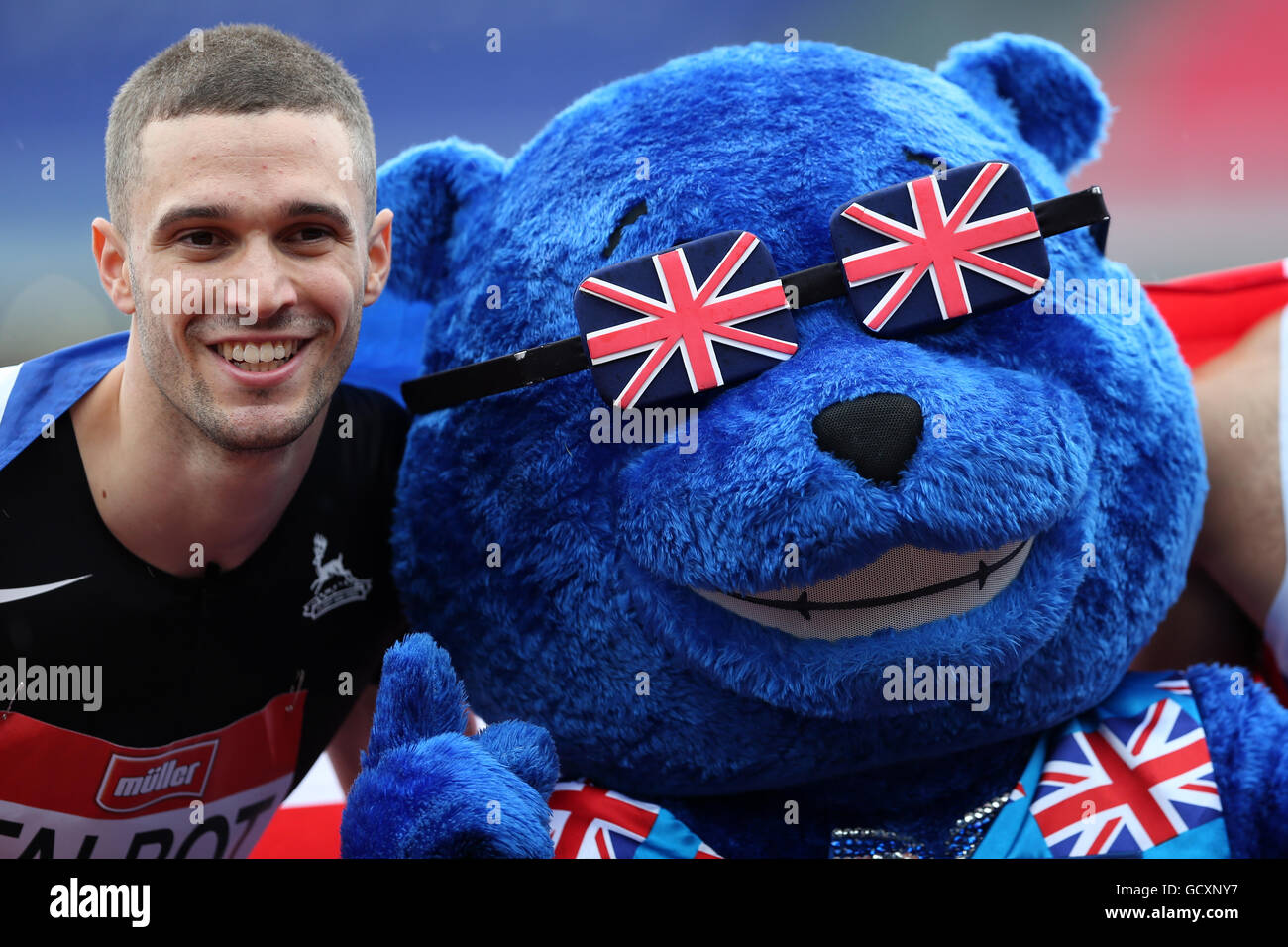 Danny TALBOT posant avec mascotte BritBear Athlétisme britannique après le 200m masculin, 2016 finale championnat britannique Alexander Stadium, Birmingham UK. Banque D'Images
