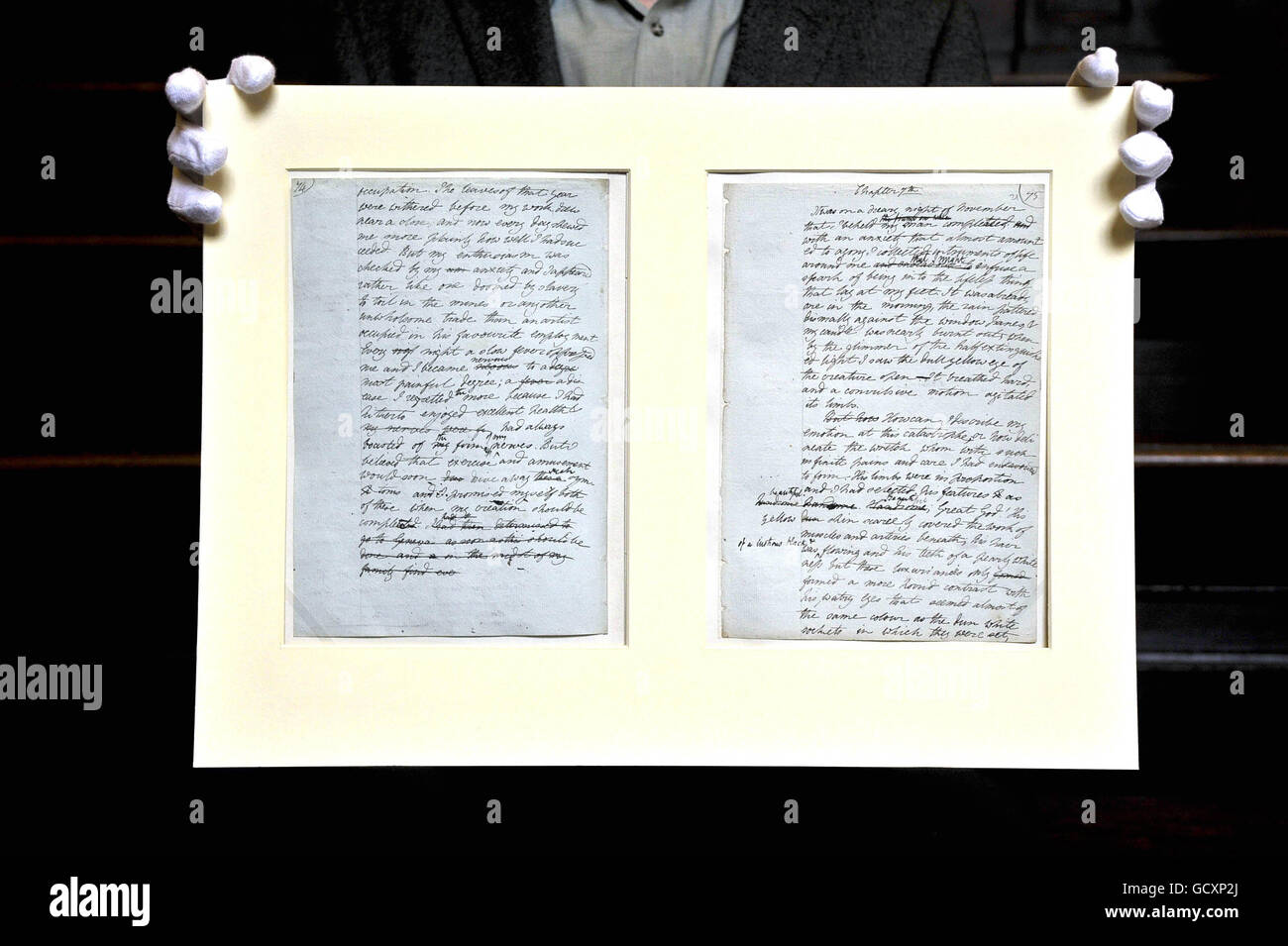 Stephen Hebron, le conservateur de l'exposition "Shelley's Ghost: Reshaping the image of a Literary Family", qui s'ouvre le 3 décembre à la bibliothèque bodléienne de l'Université d'Oxford, contient les pages manuscrites originales de Frankenstein de Mary Shelley, où Victor Frankenstein décrit pour la première fois l'éveil du "cosnter". Banque D'Images