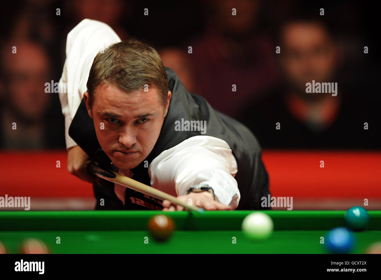 Stephen Hendry en Écosse lors de son match contre Jimmy White en Angleterre lors des championnats du Royaume-Uni 12Bet.Com au Telford International Center, Telford Banque D'Images