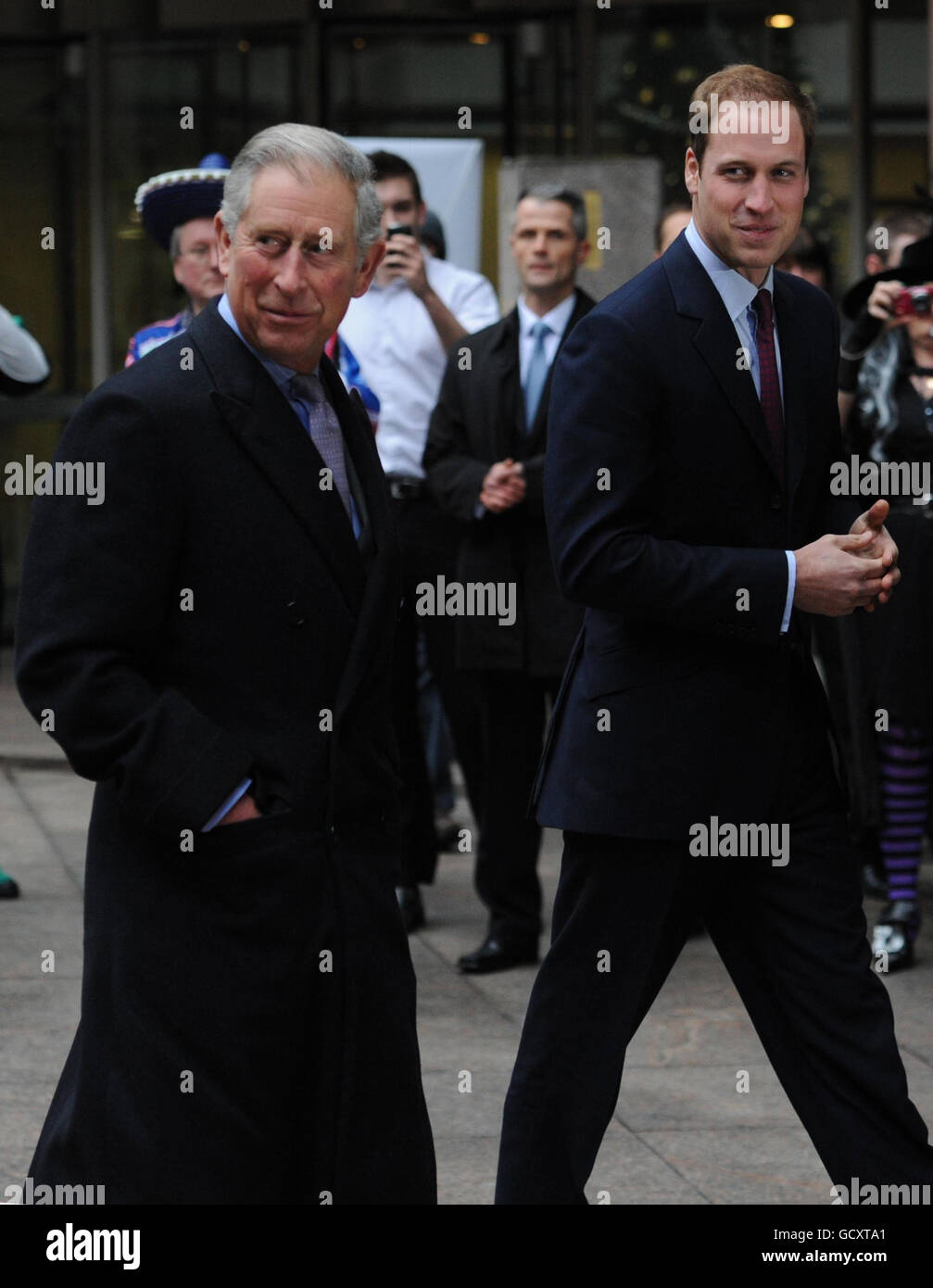 Le Prince de Galles et le Prince William voient des membres du personnel vêtus pour une œuvre de charité chez le courtier interdistributeur ICAP lorsqu'il arrive pour la Journée annuelle des œuvres caritatives de l'ICAP à Londres. Banque D'Images