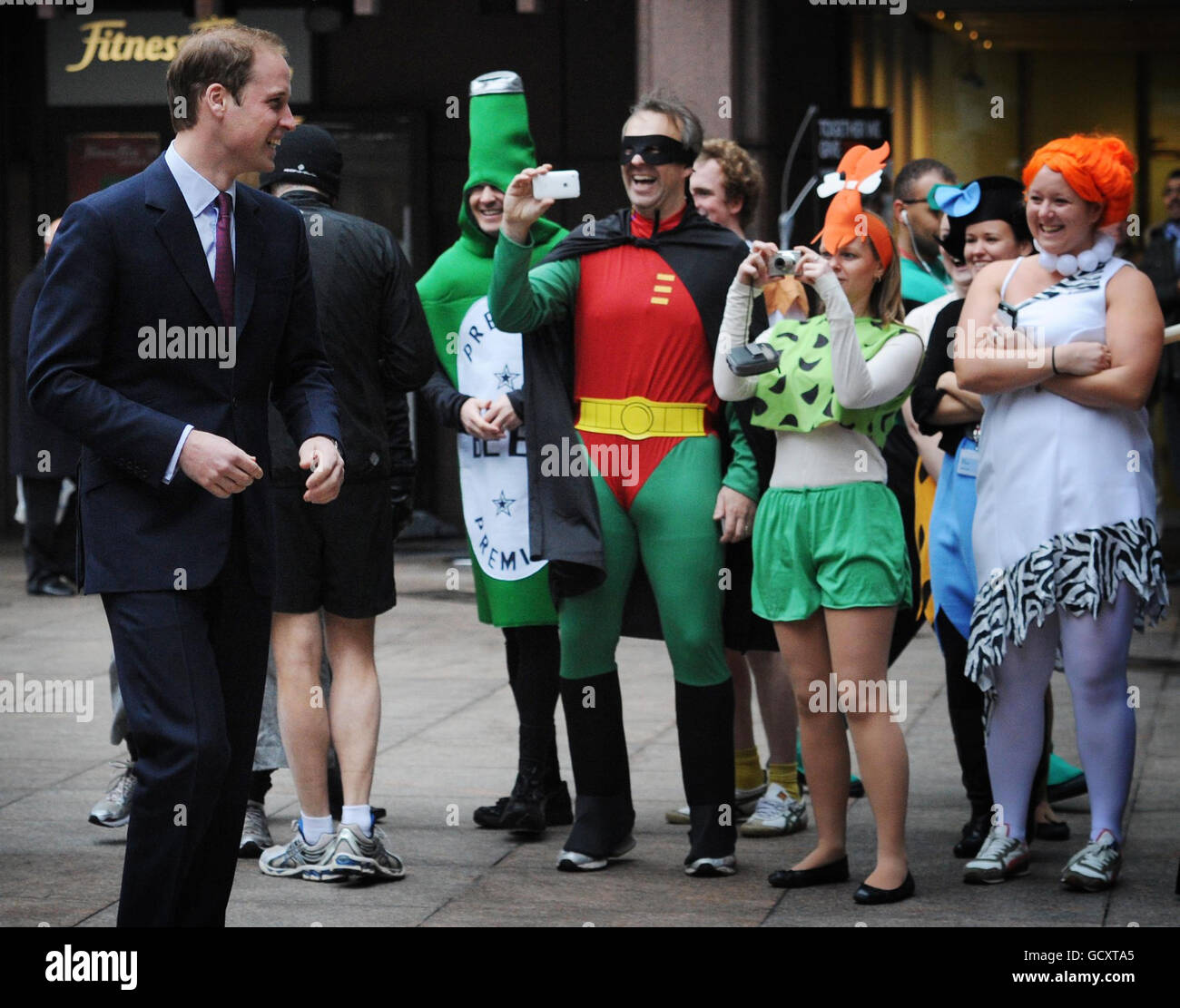 Le Prince William voit les membres du personnel vêtus pour une œuvre de charité au courtier interdistributeur ICAP lorsqu'il arrive à Londres pour la Journée annuelle des œuvres caritatives de l'ICAP. Banque D'Images