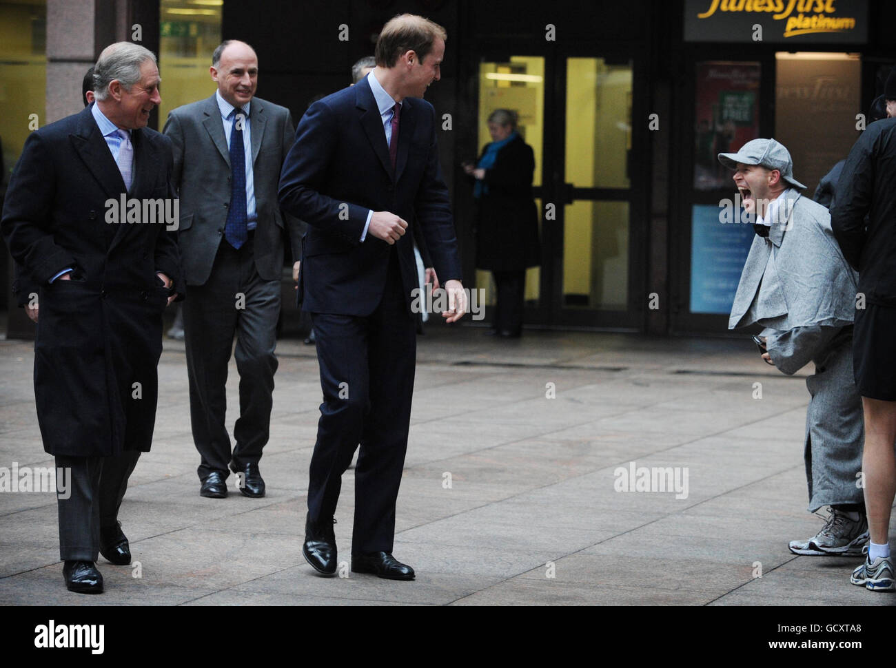 Le Prince de Galles et le Prince William voient des membres du personnel vêtus pour une œuvre de charité chez le courtier interdistributeur ICAP lorsqu'il arrive pour la Journée annuelle des œuvres caritatives de l'ICAP à Londres. Banque D'Images
