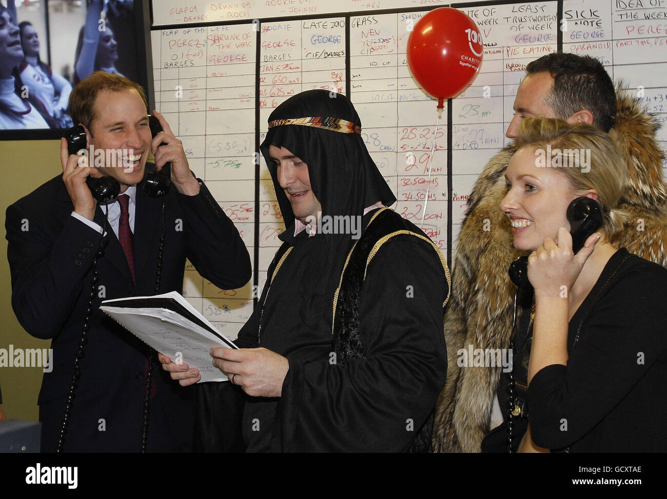 Prince William (à gauche) conclut une transaction téléphonique à l'ICAP alors qu'il participe à la Journée annuelle de la Charité de l'ICAP à Londres. Banque D'Images