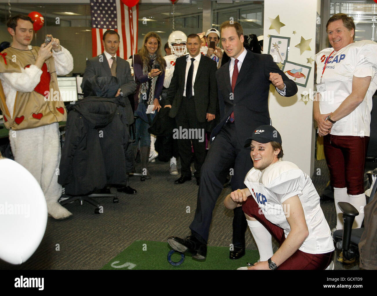 Journée de la Charité ICAP.Le Prince William lance un football américain à l'ICAP alors qu'il participe à la Journée de la Charité annuelle de l'ICAP à Londres. Banque D'Images