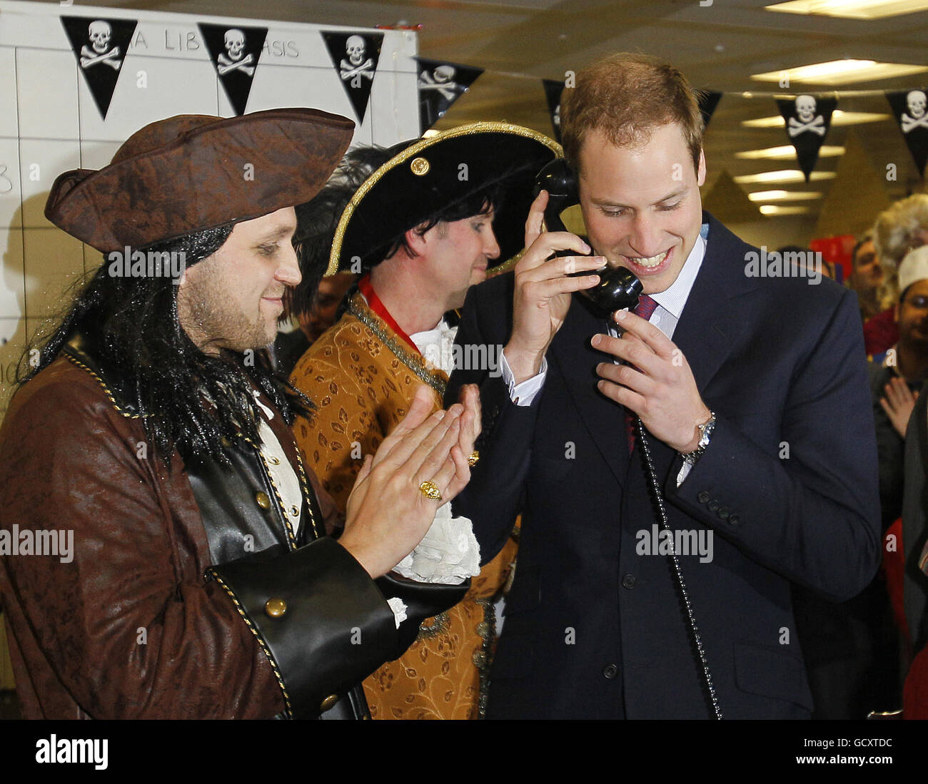 Le Prince William termine une transaction téléphonique à l'ICAP alors qu'il participe à la Journée annuelle des œuvres caritatives de l'ICAP à Londres. Banque D'Images