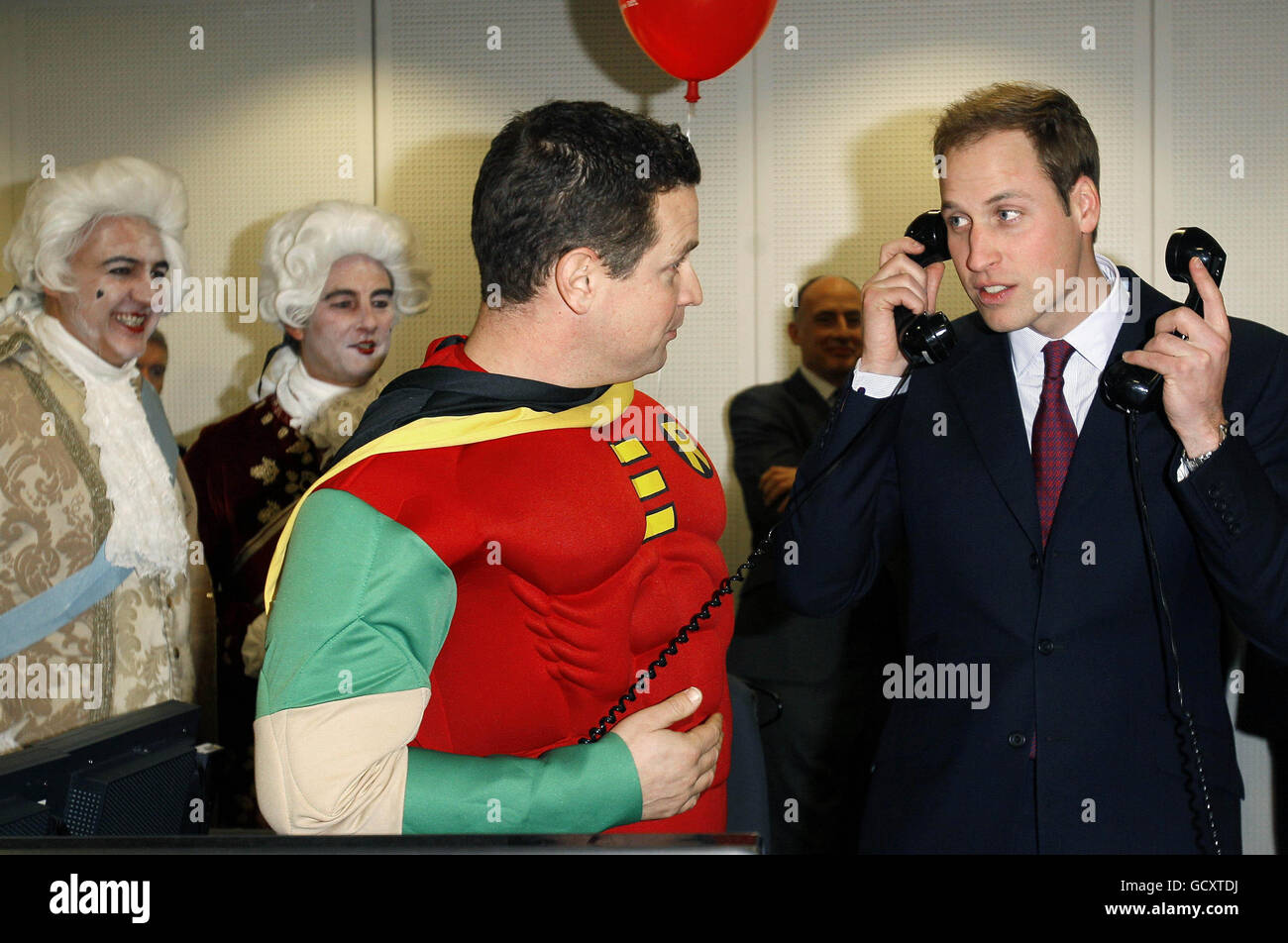 Prince William (à droite) conclut une transaction téléphonique à l'ICAP alors qu'il participe à la Journée annuelle de la Charité de l'ICAP à Londres. Banque D'Images