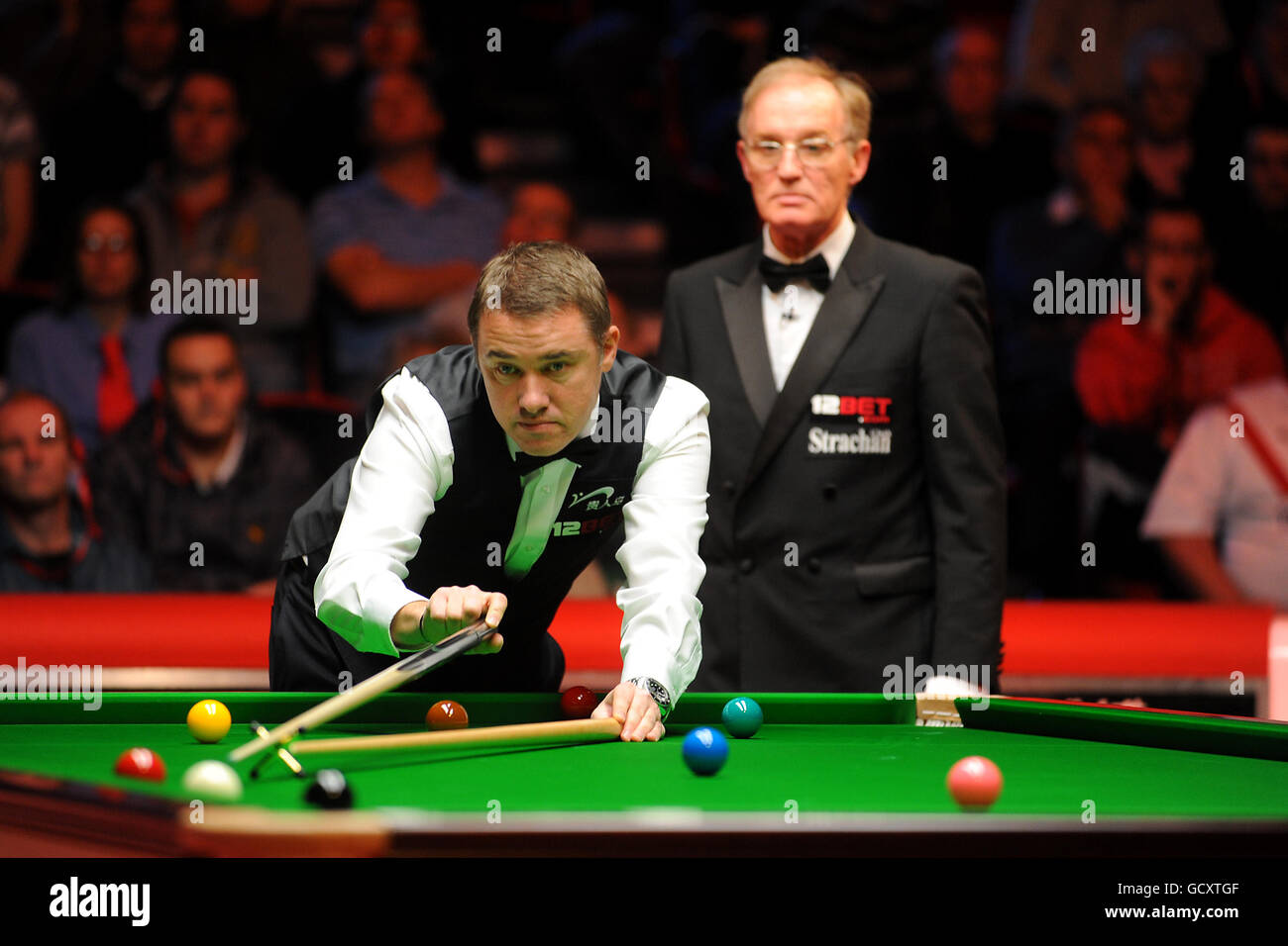 Stephen Hendry en Écosse lors de son match contre Jimmy White en Angleterre lors des championnats du Royaume-Uni 12Bet.Com au Telford International Center, Telford. Banque D'Images