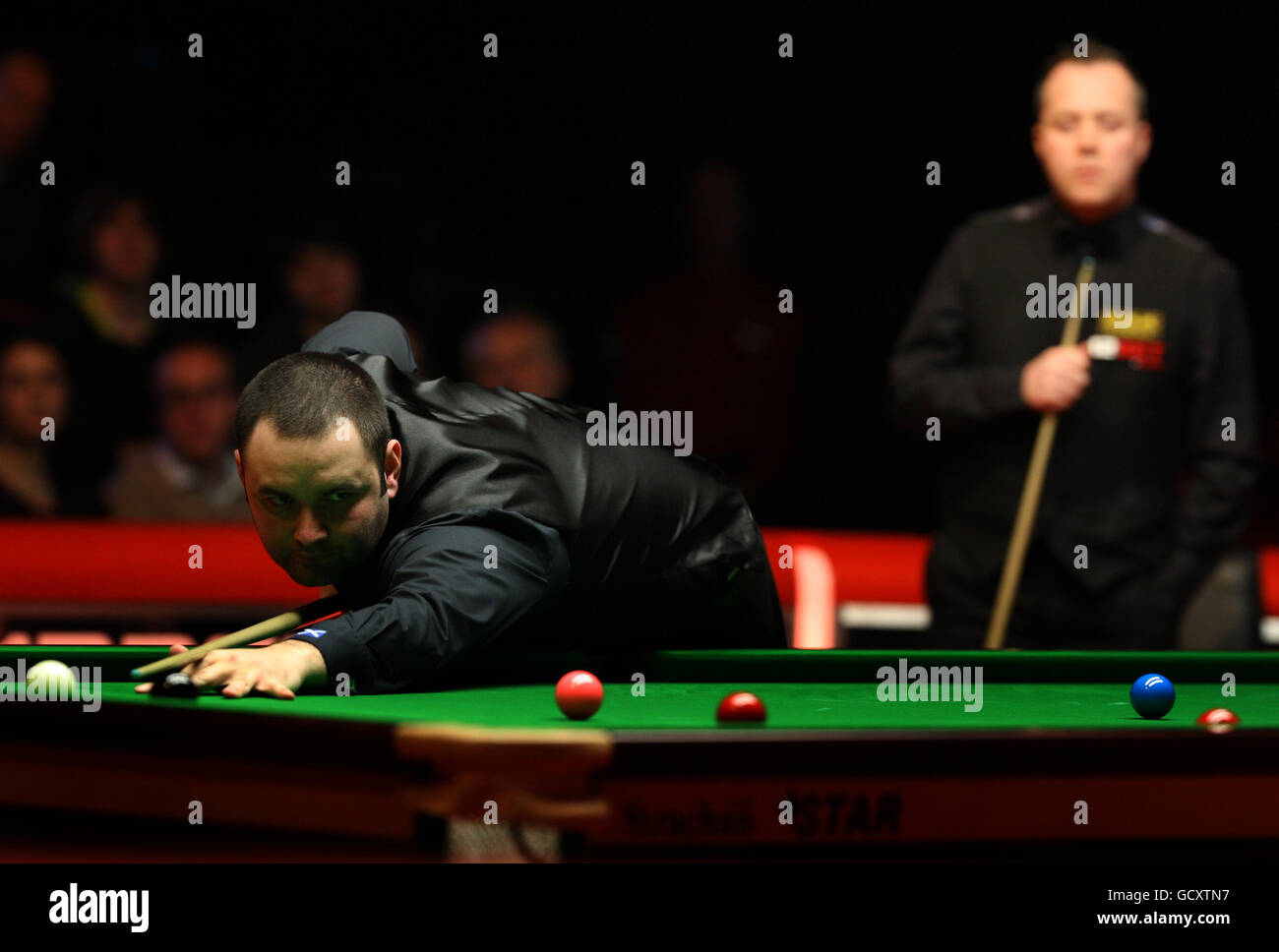 Stephen Maguire en Écosse à la table lors de son quart de finale contre John Higgins (à droite) en Écosse lors des championnats du Royaume-Uni 12Bet.Com au Telford International Centre, Telford. Banque D'Images Stephen Maguire en Écosse à la table lors de son quart de finale contre John Higgins (à droite) en Écosse lors des championnats du Royaume-Uni 12Bet.Com au Telford International Centre, Telford. Banque D'Images