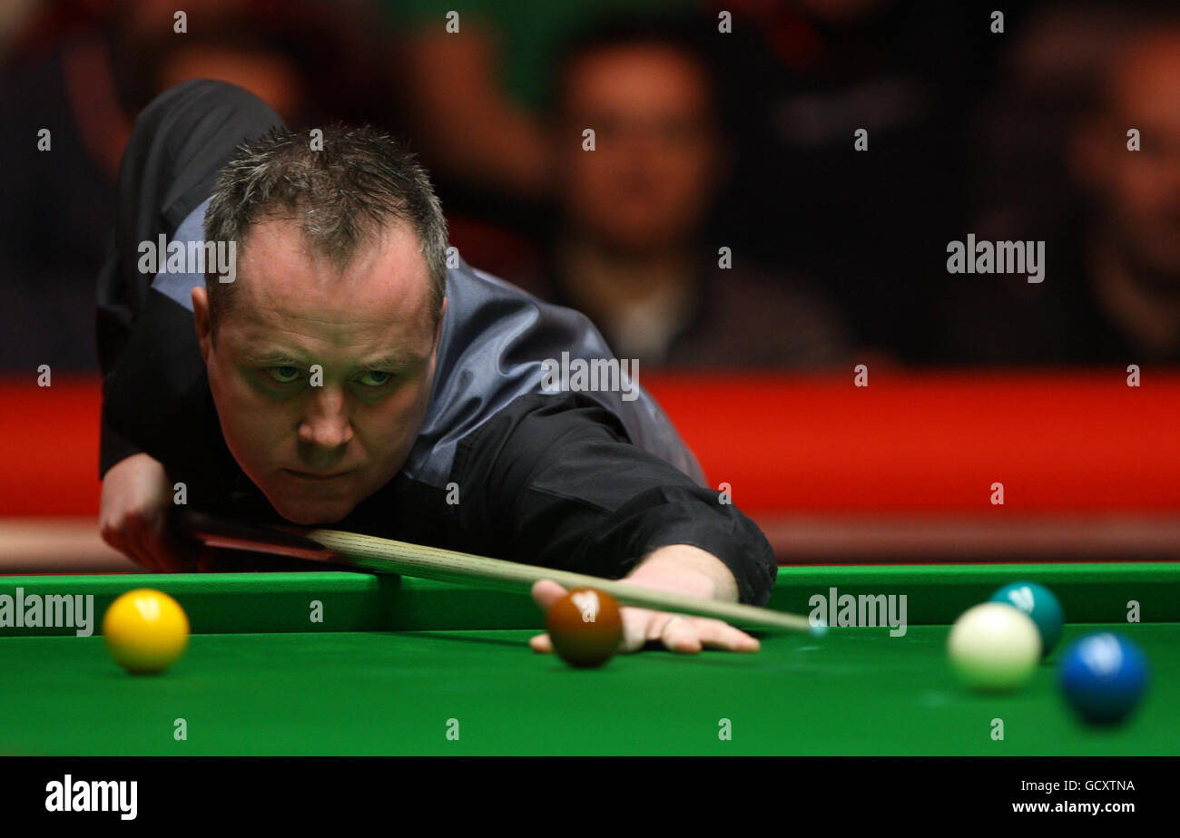 John Higgins en Écosse à la table lors de son quart de finale contre Stephen Maguire en Écosse lors des championnats du Royaume-Uni 12Bet.Com au Telford International Center, Telford. Banque D'Images