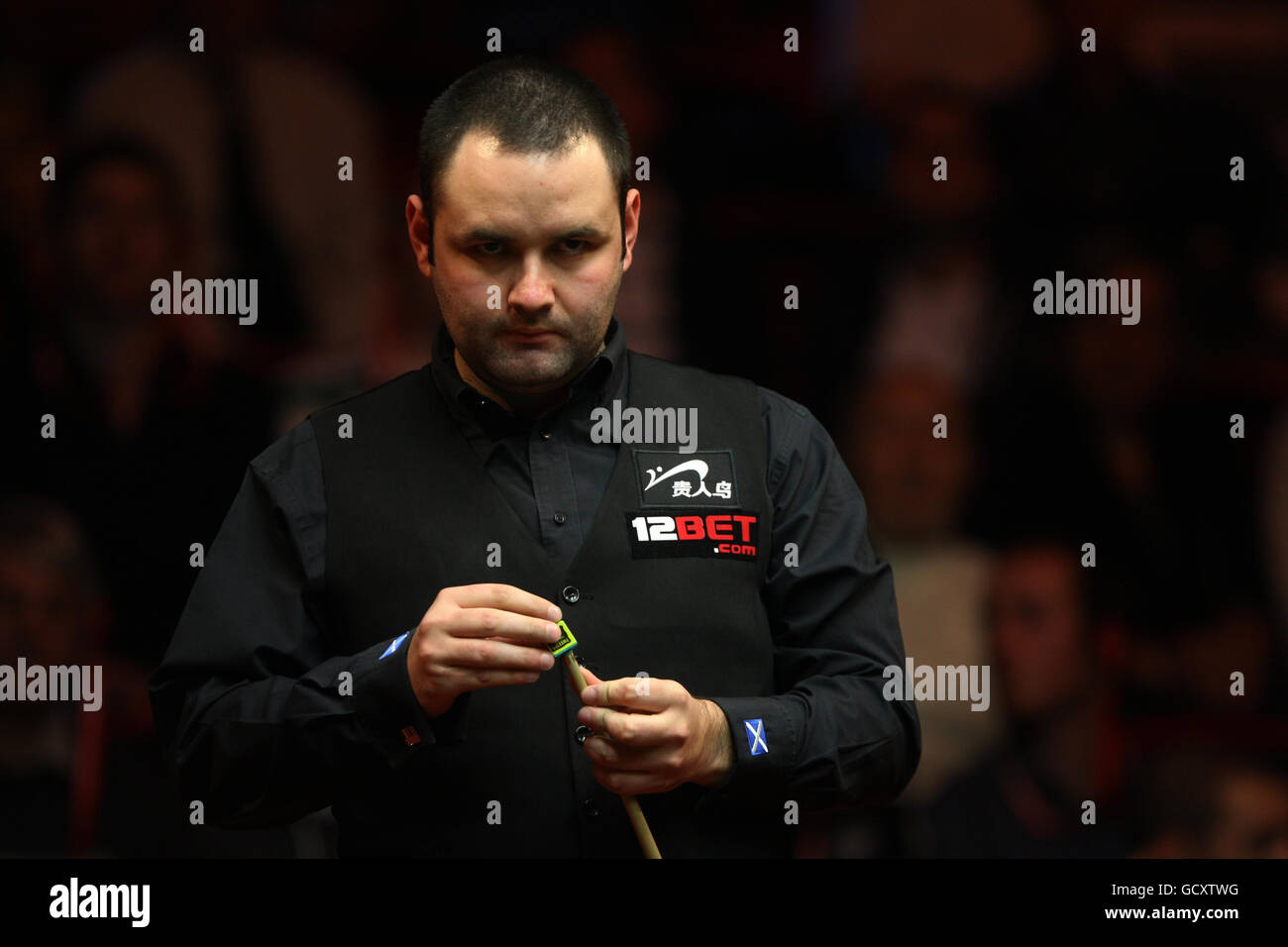 Stephen Maguire, de l'Écosse, étudie la table lors de son quart de match final contre John Higgins, de l'Écosse, lors des championnats du Royaume-Uni 12Bet.Com au Telford International Centre, à Telford. Banque D'Images