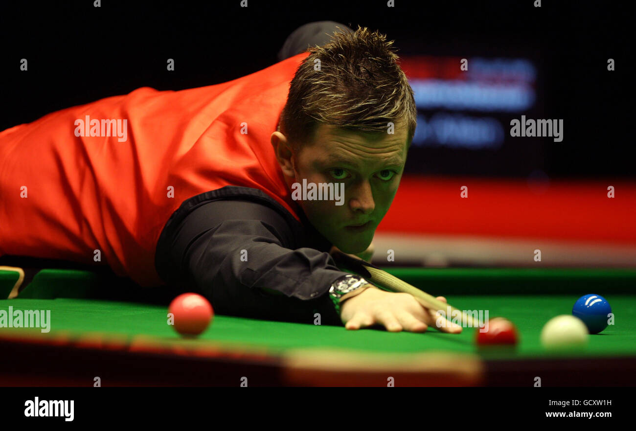 Mark Allen, d'Irlande du Nord, à la table lors de son quart de finale contre Stuart Bingham, d'Angleterre, lors des championnats du Royaume-Uni 12Bet.Com au Telford International Centre, à Telford. Banque D'Images Mark Allen, d'Irlande du Nord, à la table lors de son quart de finale contre Stuart Bingham, d'Angleterre, lors des championnats du Royaume-Uni 12Bet.Com au Telford International Centre, à Telford. Banque D'Images
