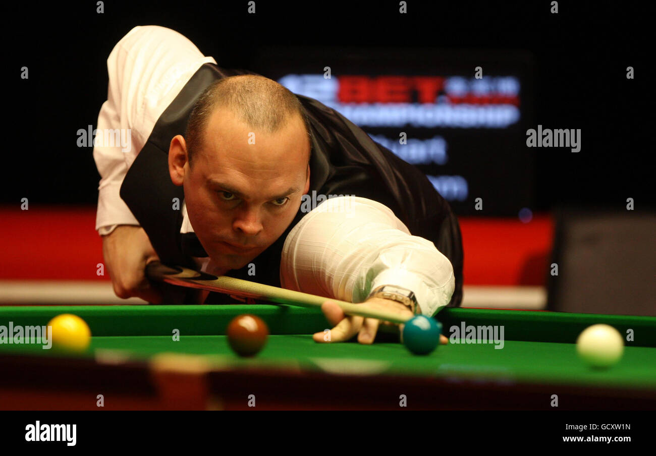 Stuart Bingham d'Angleterre à la table lors de son quart de finale match contre Mark Allen d'Irlande du Nord lors des championnats du Royaume-Uni 12Bet.Com au Telford International Center, Telford. Banque D'Images Stuart Bingham d'Angleterre à la table lors de son quart de finale match contre Mark Allen d'Irlande du Nord lors des championnats du Royaume-Uni 12Bet.Com au Telford International Center, Telford. Banque D'Images