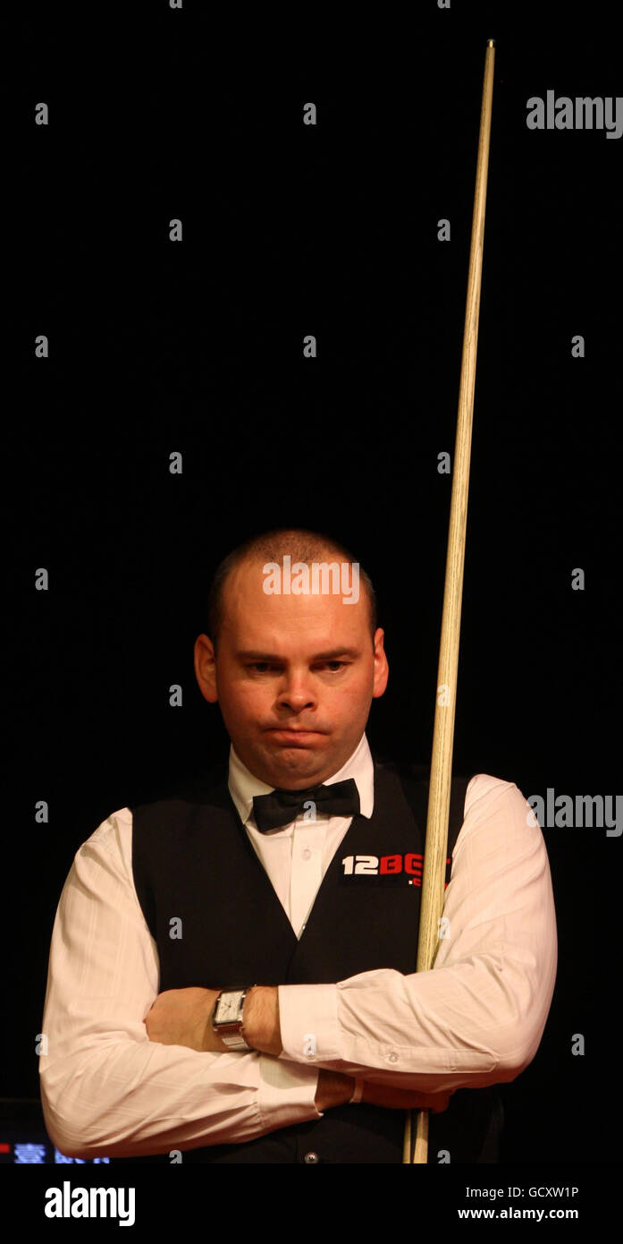 Stuart Bingham d'Angleterre à la table lors de son quart de finale match contre Mark Allen d'Irlande du Nord lors des championnats du Royaume-Uni 12Bet.Com au Telford International Center, Telford. Banque D'Images