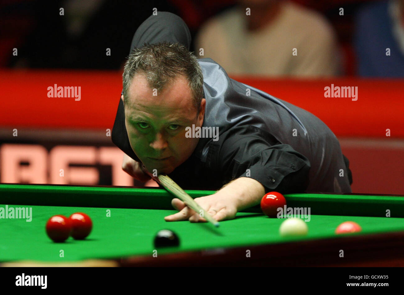 John Higgins en Écosse à la table lors de son quart de finale contre Stephen Maguire en Écosse lors des championnats du Royaume-Uni 12Bet.Com au Telford International Center, Telford. Banque D'Images John Higgins en Écosse à la table lors de son quart de finale contre Stephen Maguire en Écosse lors des championnats du Royaume-Uni 12Bet.Com au Telford International Center, Telford. Banque D'Images