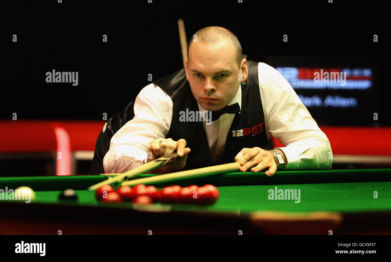 Stuart Bingham d'Angleterre à la table lors de son quart de finale match contre Mark Allen d'Irlande du Nord lors des championnats du Royaume-Uni 12Bet.Com au Telford International Center, Telford. Banque D'Images Stuart Bingham d'Angleterre à la table lors de son quart de finale match contre Mark Allen d'Irlande du Nord lors des championnats du Royaume-Uni 12Bet.Com au Telford International Center, Telford. Banque D'Images