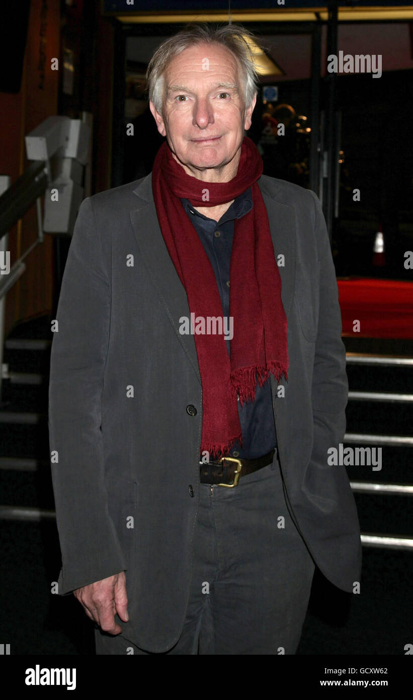 Le réalisateur Peter Weir arrive pour la première de la voie de retour au Royaume-Uni, au Curzon Mayfair, dans le centre de Londres. Banque D'Images