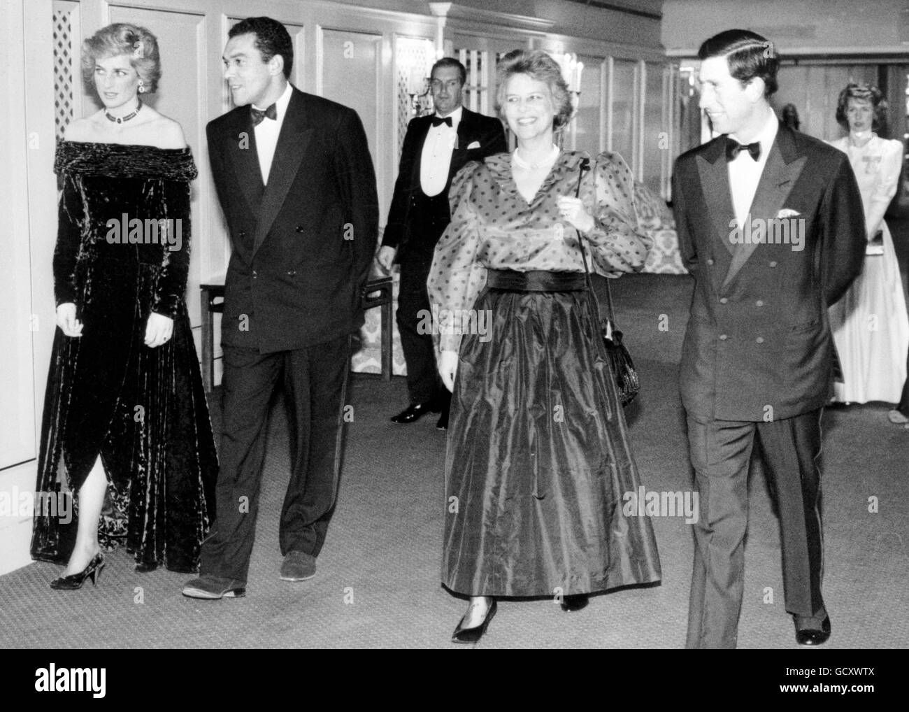 La princesse de Galles accompagnée de Bruce Oldfield, l'un de ses couturiers préférés, tandis que le prince de Galles marche avec Tessa Bailing de Barnados, à l'hôtel Grosvenor House.La princesse porte une robe de velours violet écrasée à l'épaule d'Oldfield. Banque D'Images