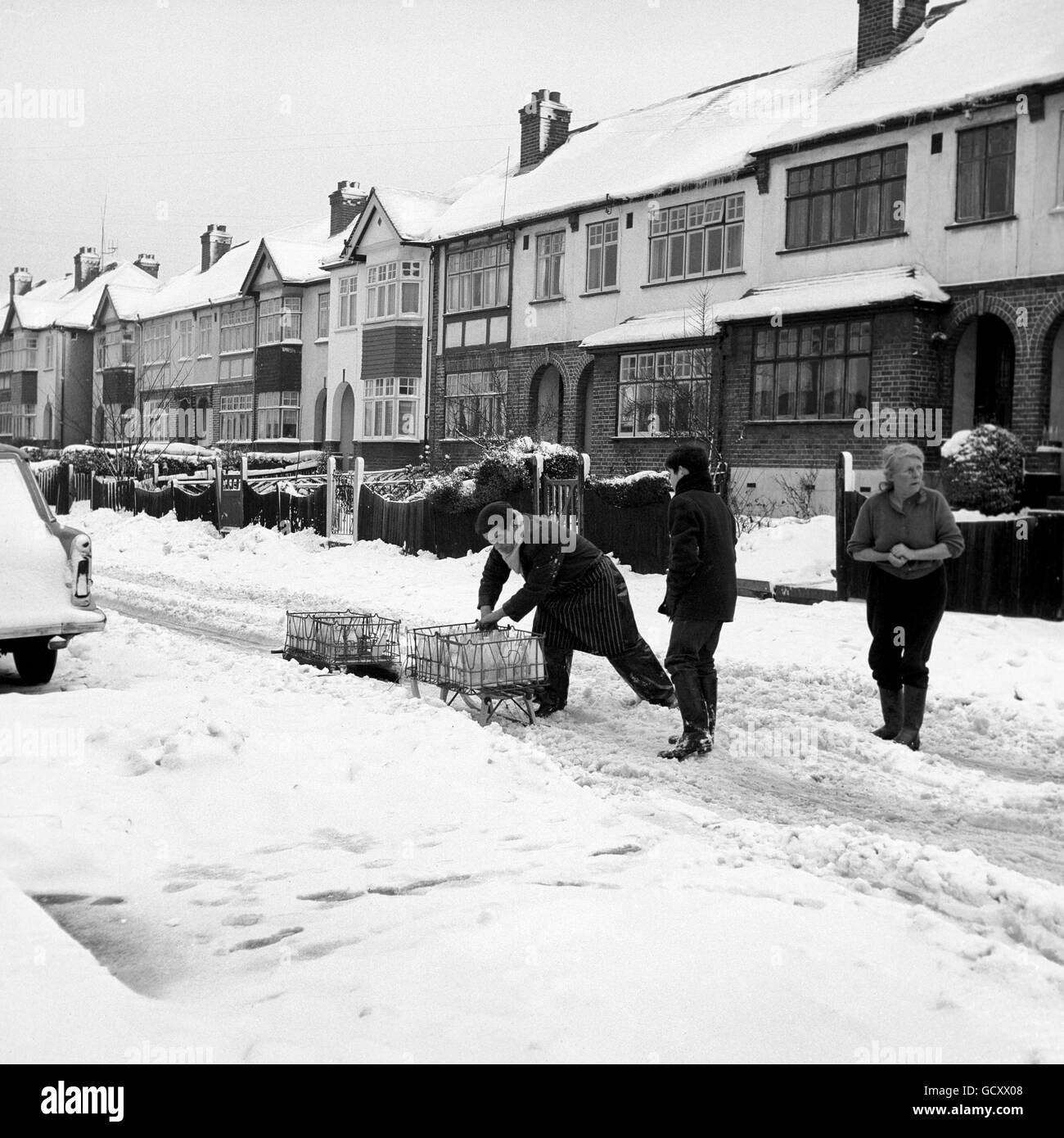 Milkman fait les tours dans des conditions de neige à Forest Hill, dans le sud de Londres. Banque D'Images