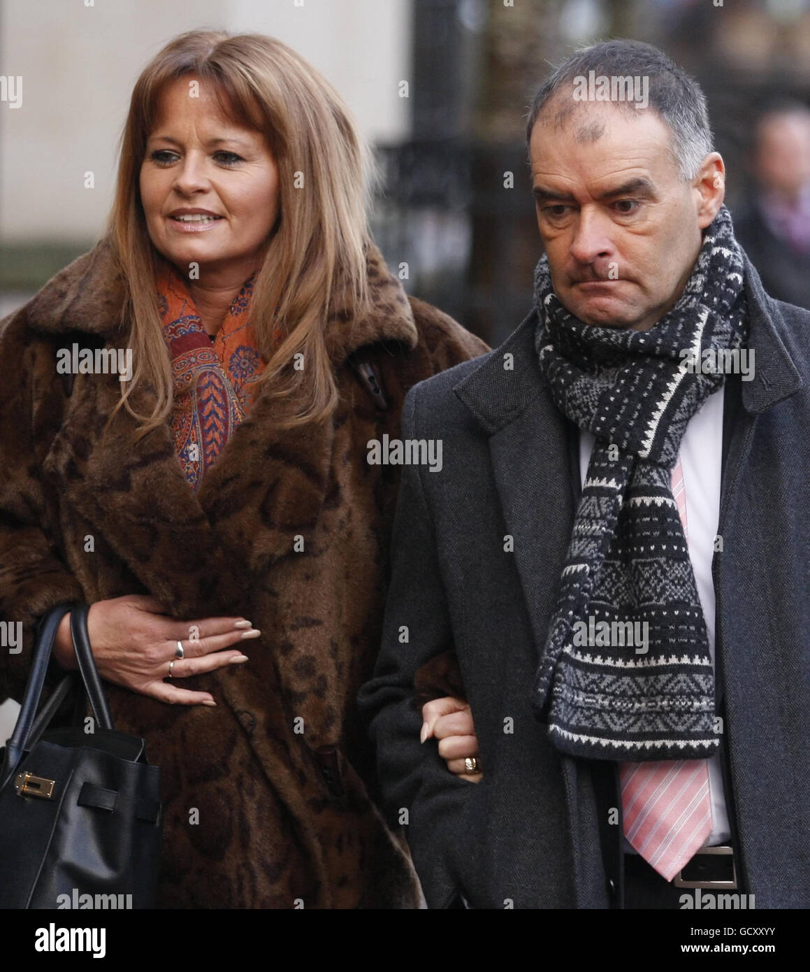 Tommy et Gail Sheridan arrivent à la haute Cour de Glasgow où ils sont accusés de mentir sous serment lors de l'action en diffamation de M. Sheridan contre le journal News of the World en 2006. Banque D'Images