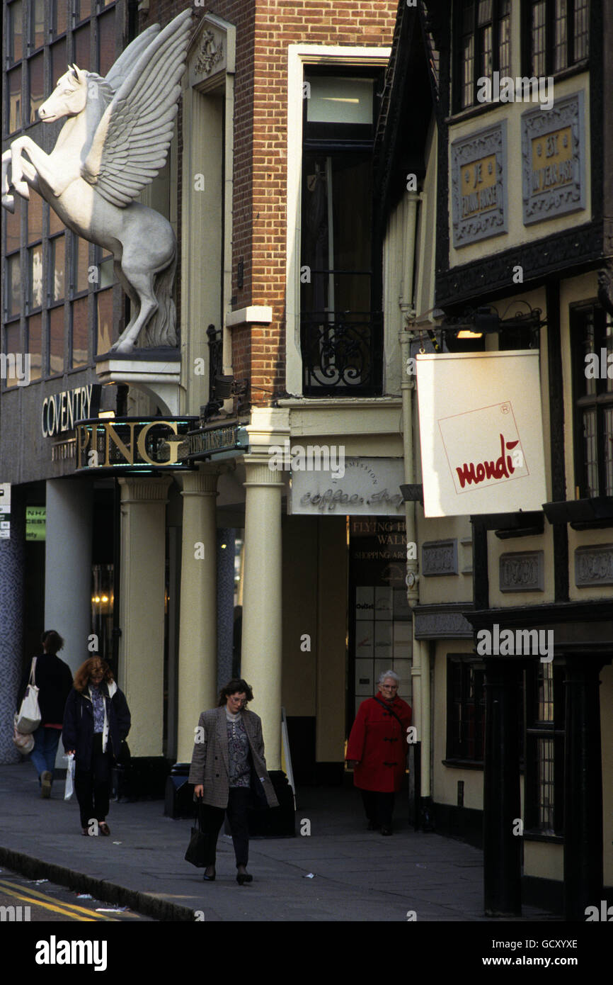 Entrée de la promenade à cheval volante, Nottingham, l'élégante galerie marchande nichée juste à côté de la place du Vieux marché sur la volaille de la ville. Banque D'Images