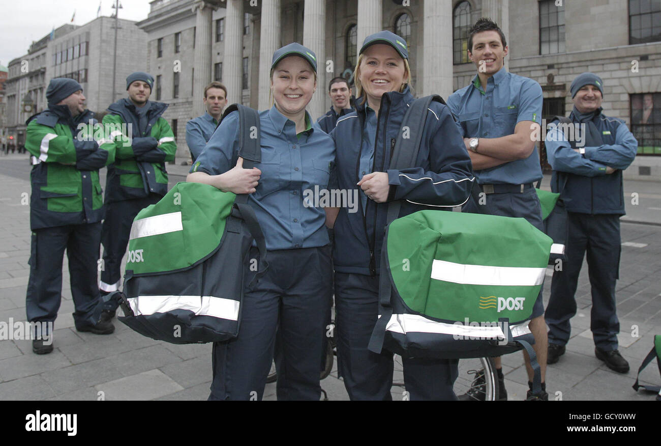 De gauche à droite) un ouvrier de poste Gemma Lawlor et Kim O'Connor posent  avec des collègues masculins lors d'un aperçu de la nouvelle tenue d'un  poste, à l'extérieur de l'GPO à