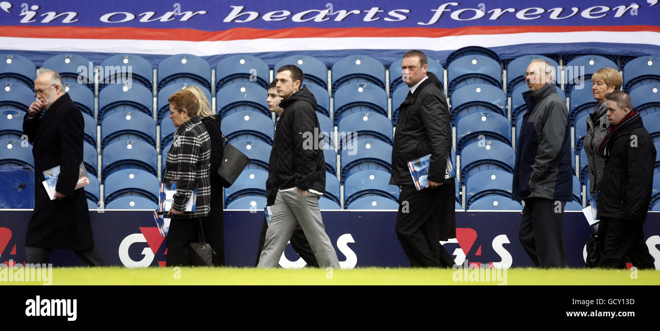 Les personnes qui se rendent à un service commémoratif pour commémorer le 40e anniversaire de la catastrophe d'Ibrox au stade d'Ibrox à Glasgow. Banque D'Images