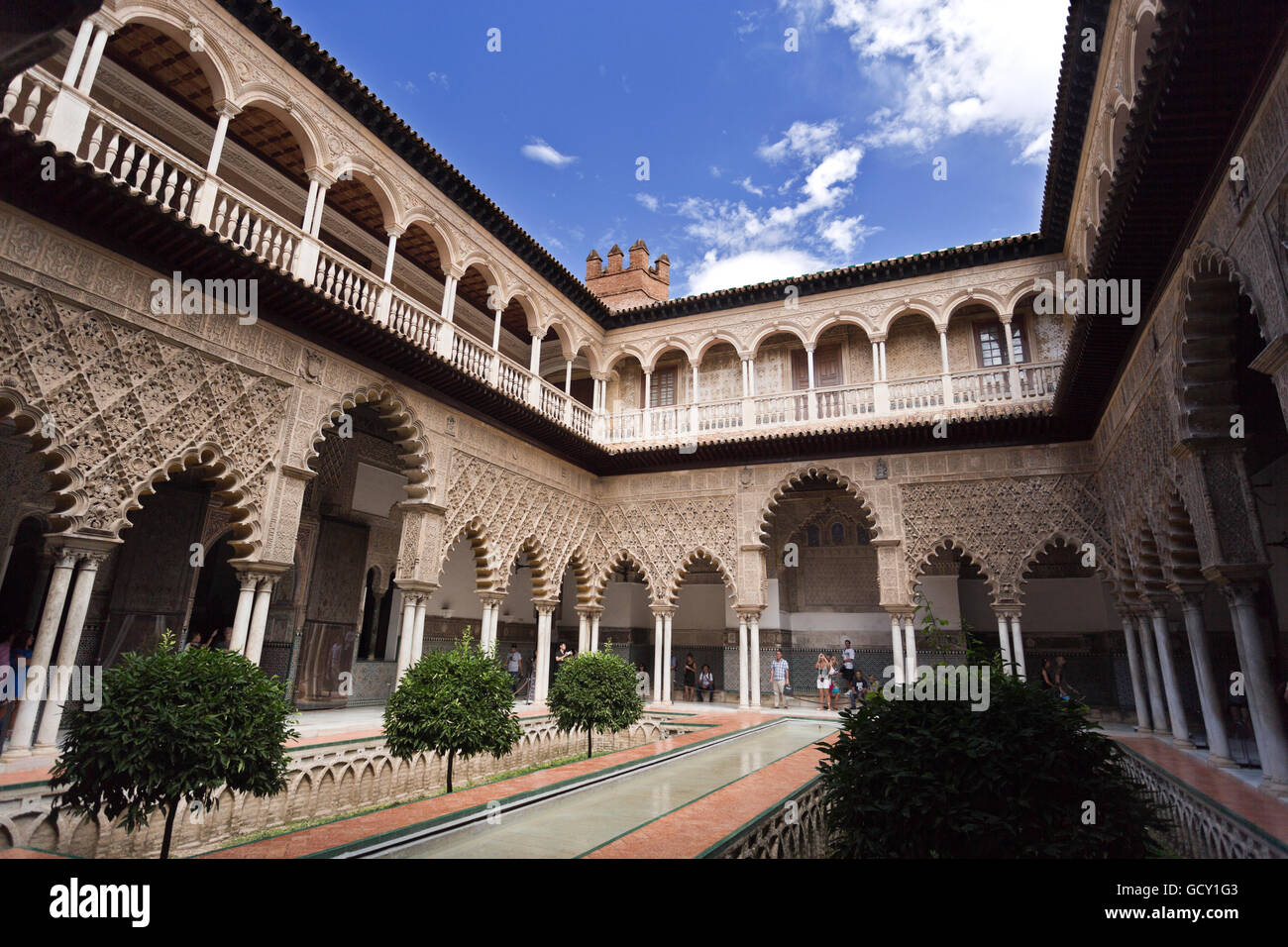 Apartment Doncellas Patio de las (Cour de la Jeunes Filles) avec son étage principal mudéjar et Renaissance galerie supérieure, de l'Alcazar de Séville, Banque D'Images