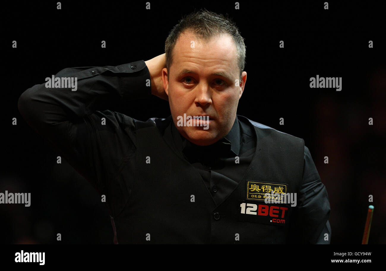 John Higgins, en Écosse, regarde le tableau de bord dans le cadre final après un échec, mais continue à gagner 10-9 contre Mark Williams, au pays de Galles, lors des championnats du Royaume-Uni 12Bet.Com au Telford International Center, Telford. Banque D'Images