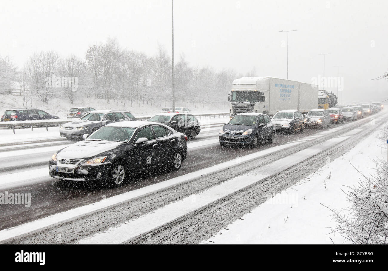 Le trafic entre les jonctions 5 et 6 de la M5 file dans la neige près de Droitwich, Worcestershire. Banque D'Images