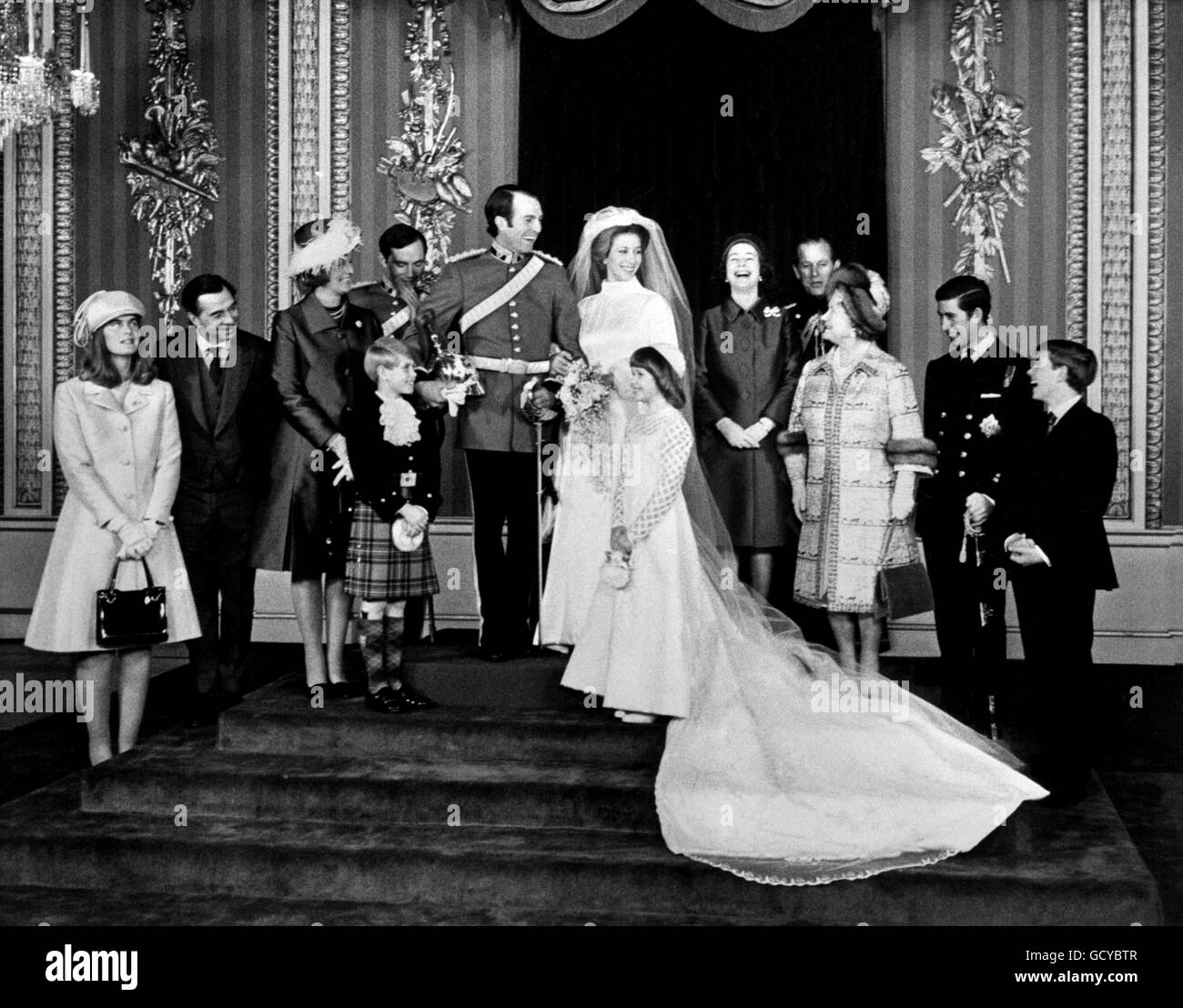 La mariée et l'époux sont la pièce centrale de ce groupe familial pris dans la salle du trône à Buckingham Palace. Banque D'Images