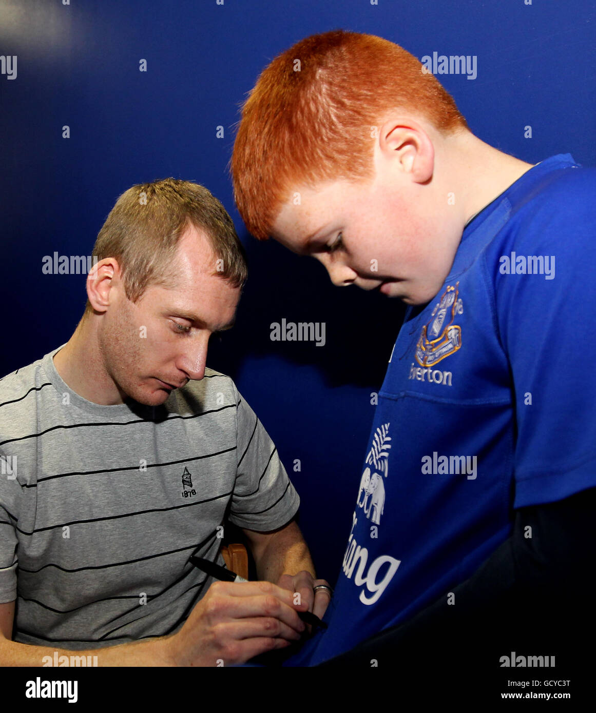 Soccer - Everton FC Player Signing - Everton One.Tony Hibbert d'Everton pendant la séance de signature pour les fans de la boutique du club Banque D'Images