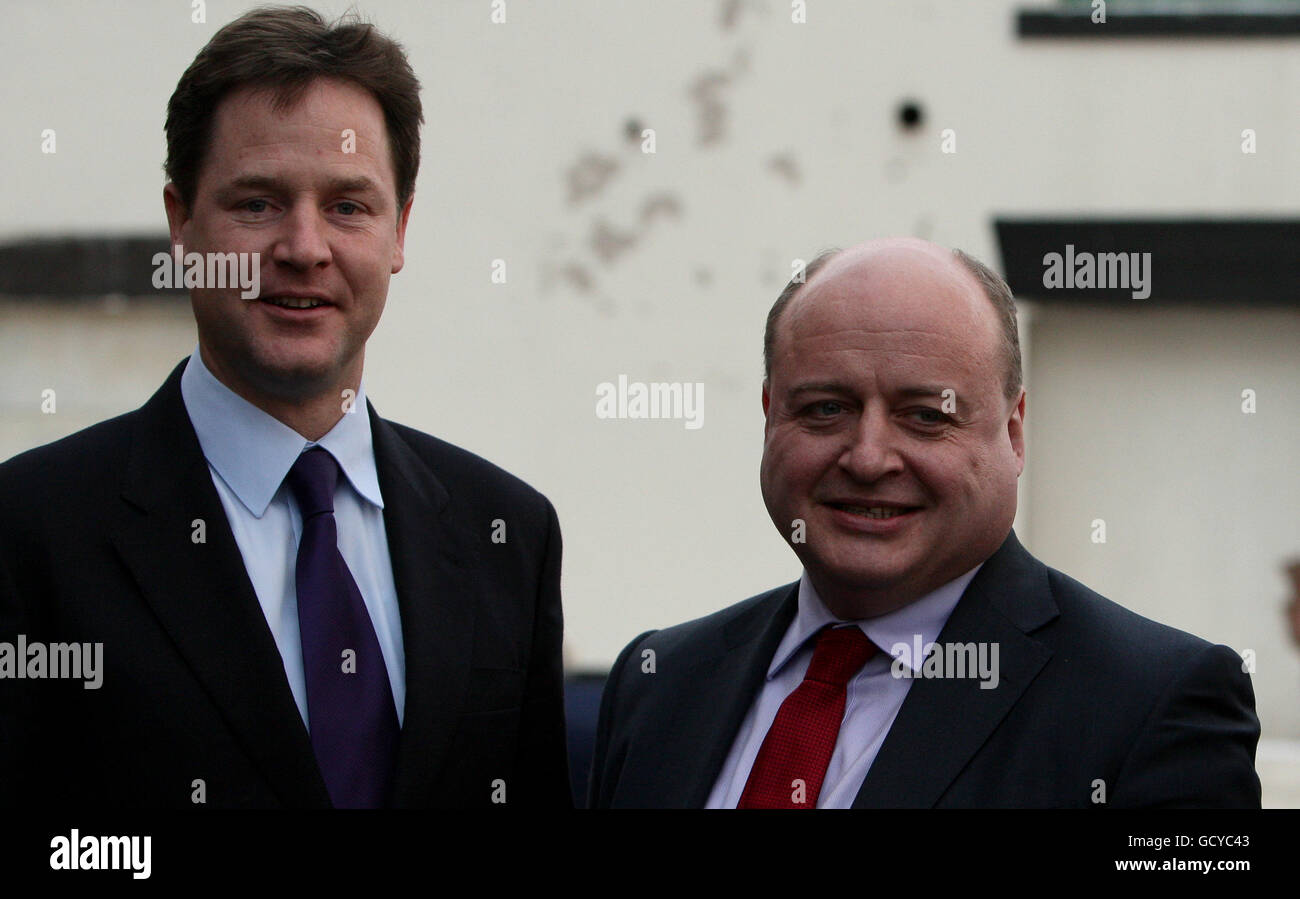 Vice-premier ministre Nick Clegg à l'Oldham Training Center avec le candidat libéral-démocrate Elwyn Watkins, droite, en avant de l'Oldham à l'Est par les élections le mois prochain, Oldham. Banque D'Images