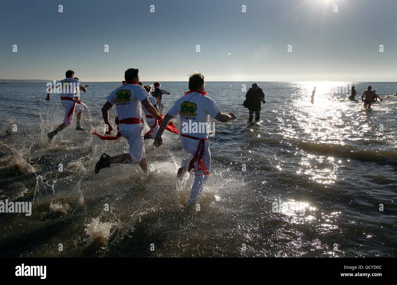 Noël 2010.Les fêtards du jour de Noël apprécient la baignade annuelle de la Charité de Porthcawl dans les stations de Coney Beach. Banque D'Images