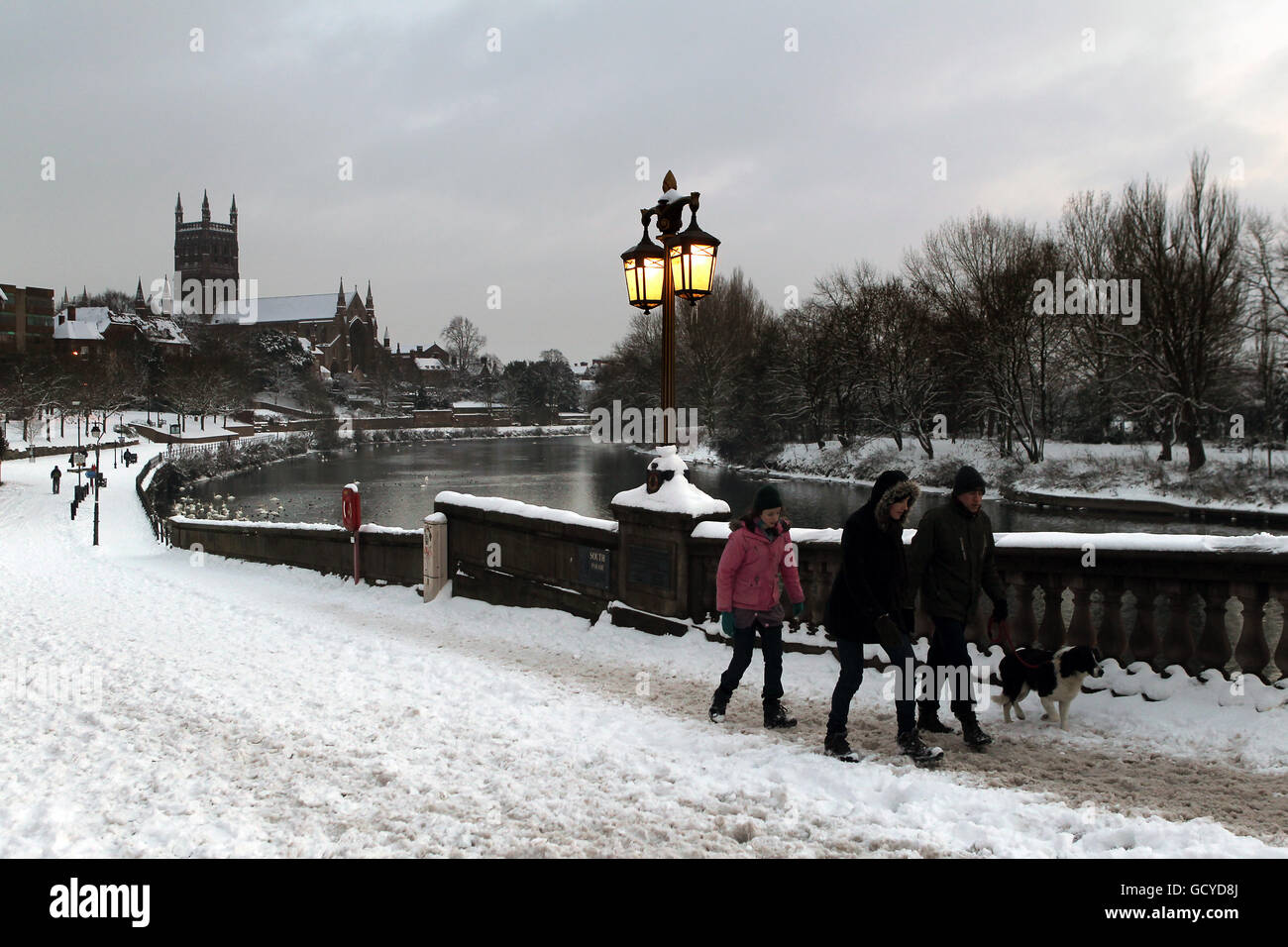 Les gens font une promenade le long des rives de la rivière Severn à Worcester Banque D'Images