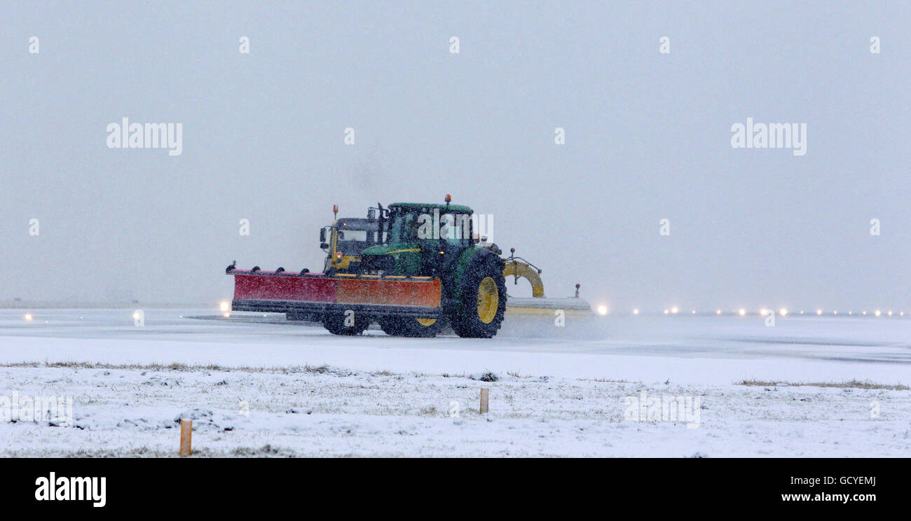 Un chasse-neige tente de dégager la piste de l'aéroport John Lennon de Liverpool après que le mauvais temps l'a forcée à se fermer avec des vols détournés. Banque D'Images